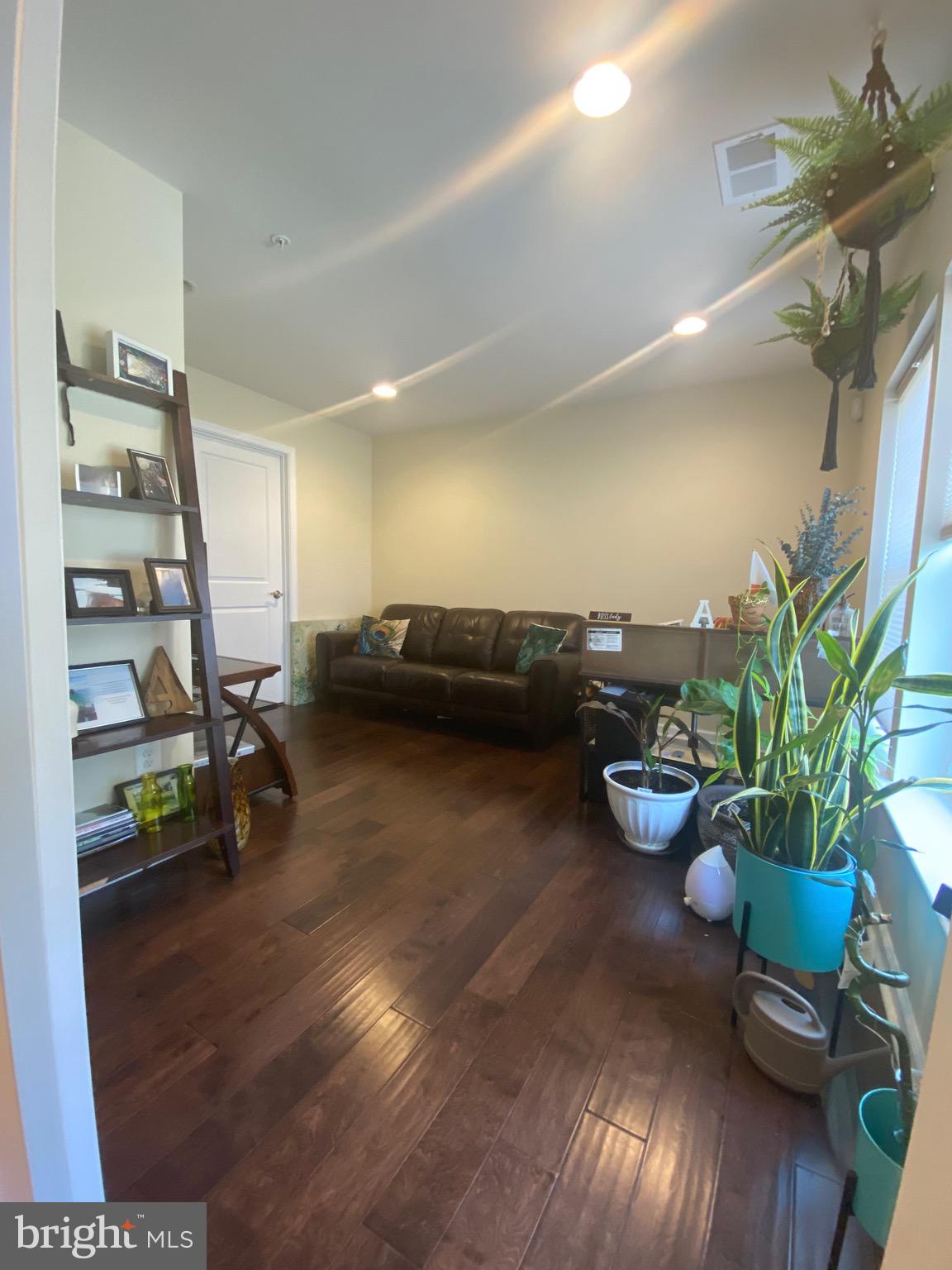 METRO POINTE - Residential