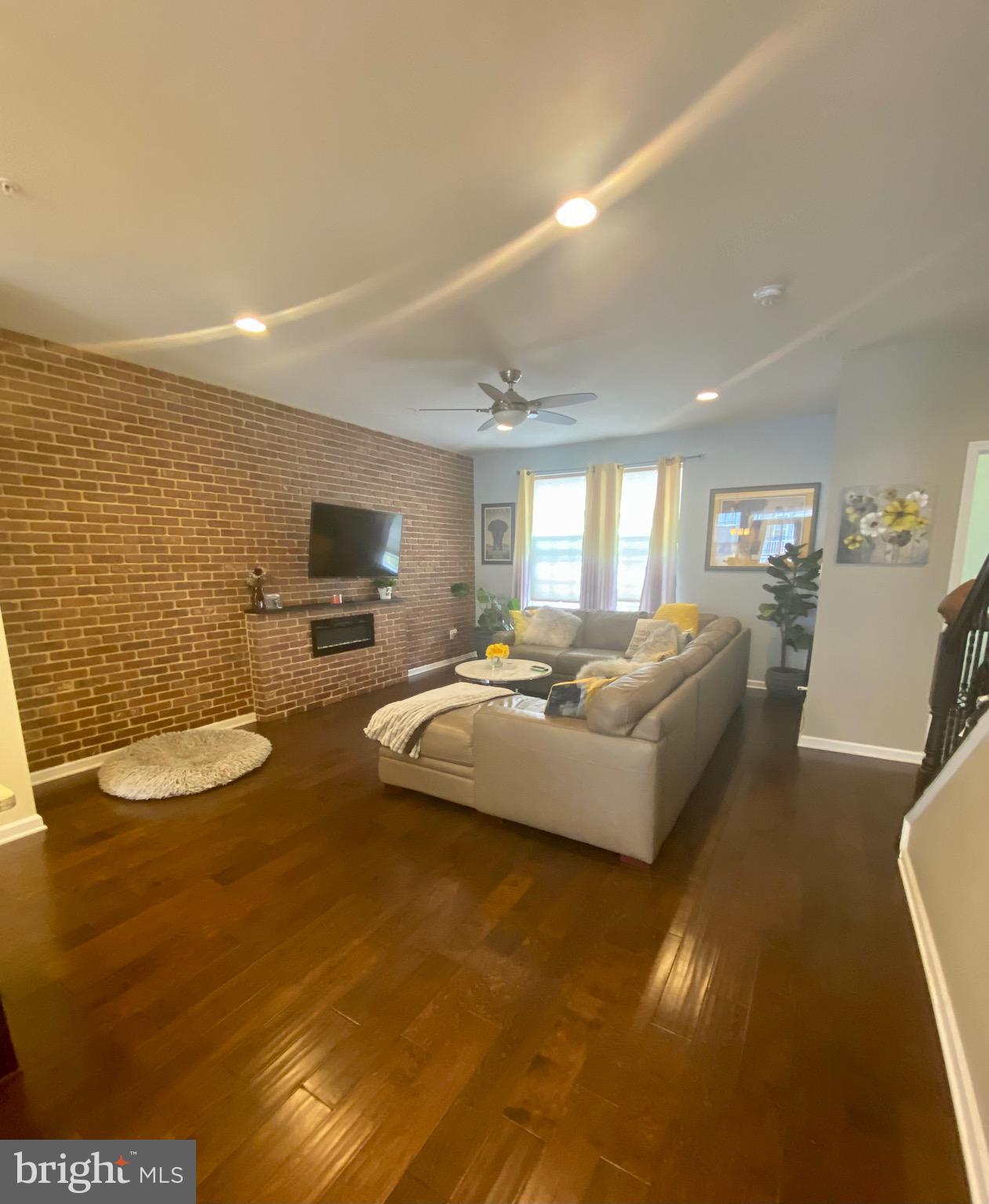 METRO POINTE - Residential