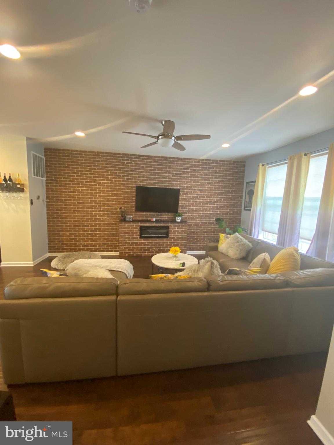 METRO POINTE - Residential