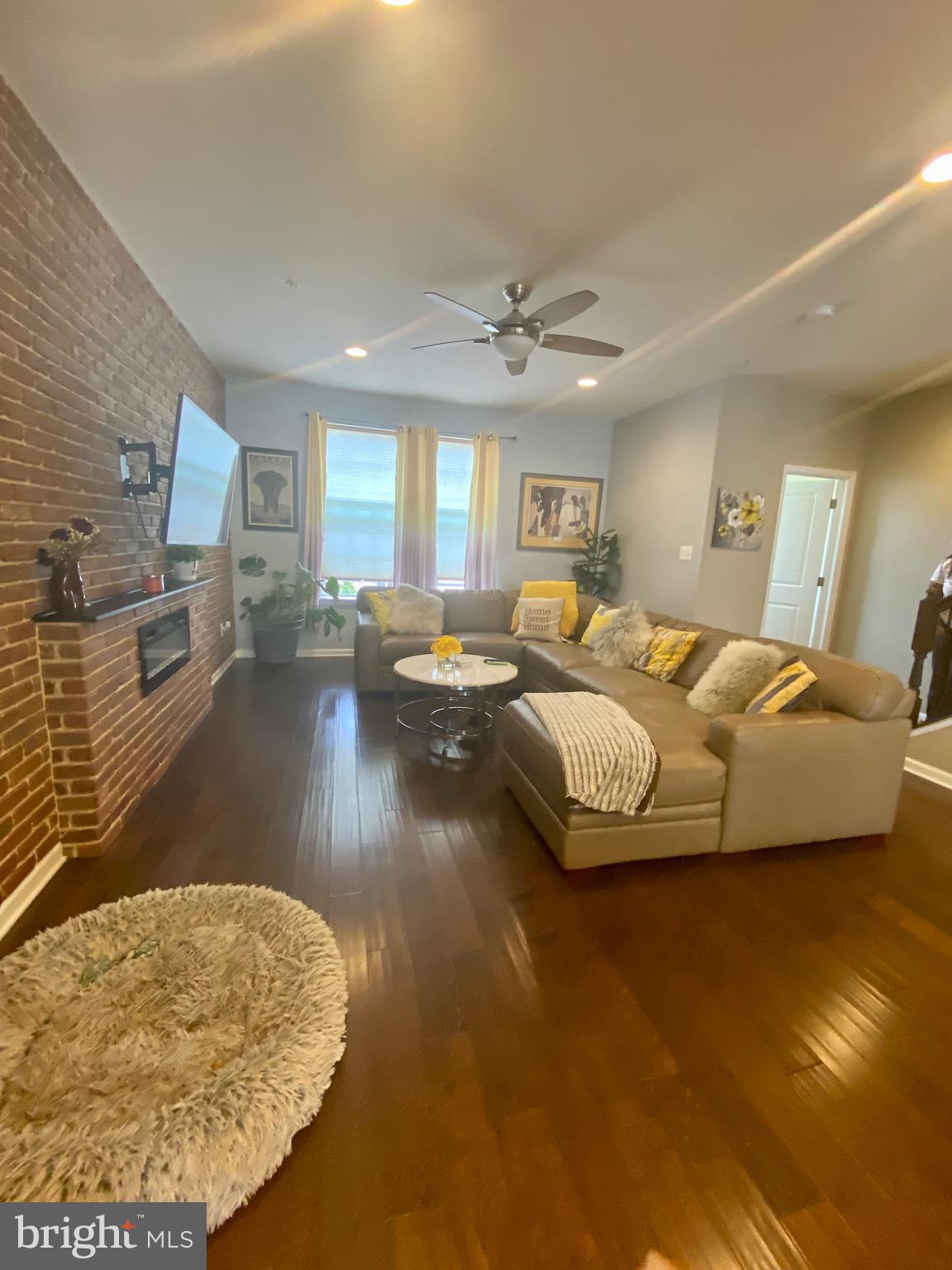 METRO POINTE - Residential