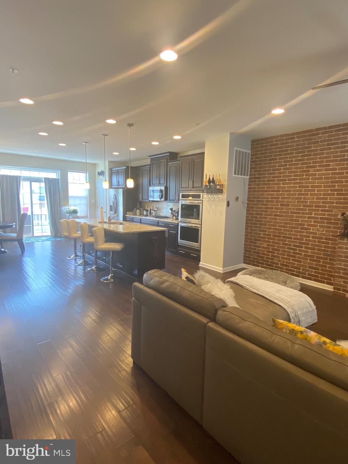 METRO POINTE - Residential