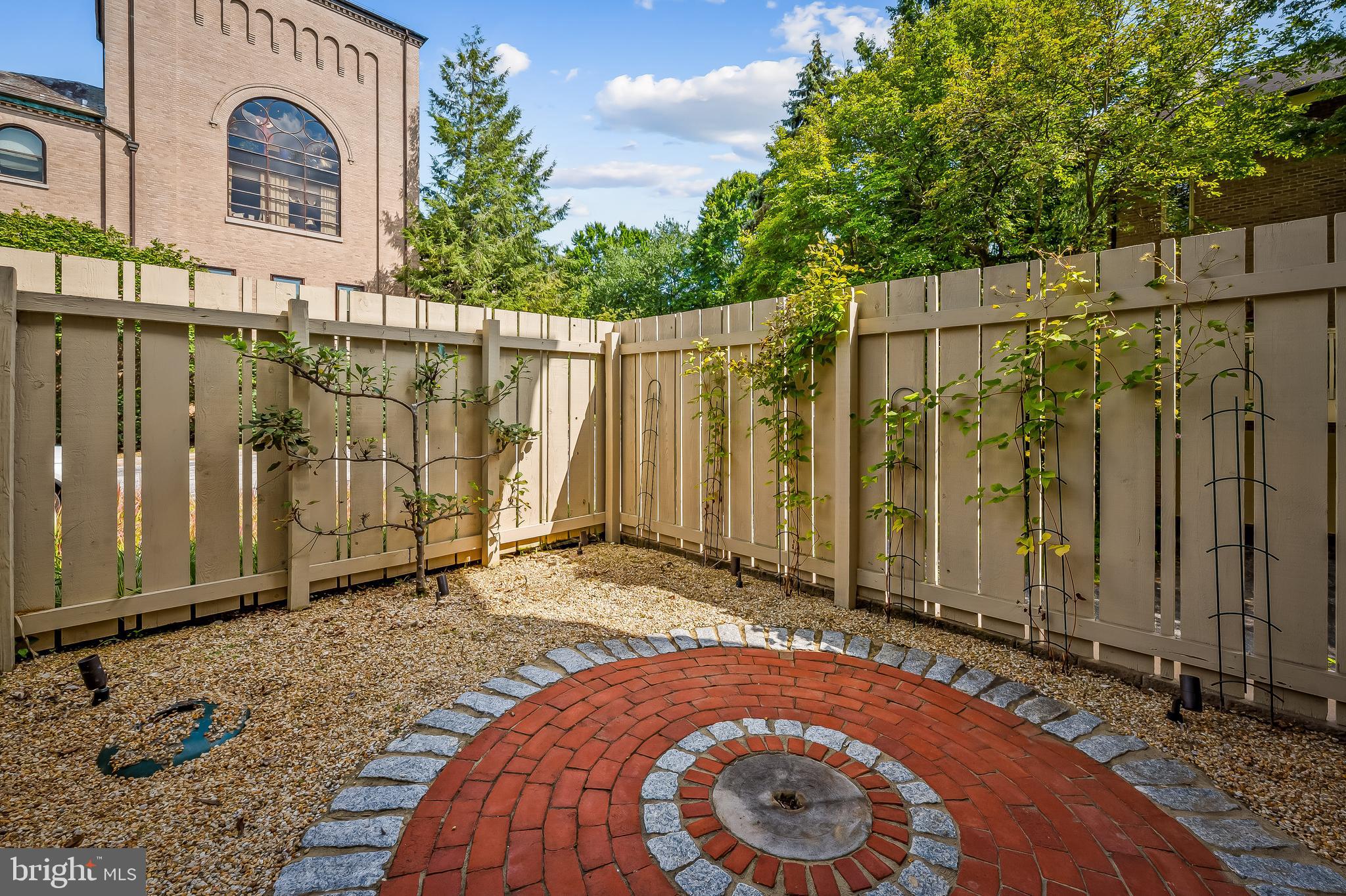 NORTH ROLAND PARK - Residential
