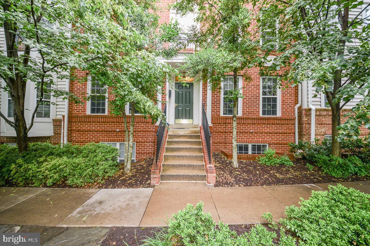 VIENNA/TYSONS Area - Walk to the Metro, Wal-Mart, Shopping, Dining - Terrific two bedroom- two bath unit. Kitchen opens up to family room. Bright and full of lots of natural sunlight! Full size washer/dryer in unit. Great space! Three sided fireplace in living room/dining room area. Great community! Community Pool and Club House