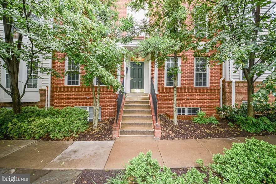 VIENNA/TYSONS Area - Walk to the Metro, Wal-Mart, Shopping, Dining - Terrific two bedroom- two and a half bath unit. Kitchen opens up to family room and dining area overlooks the balcony. Bright and full of lots of natural sunlight! Full size washer/dryer in unit. Beautiful space! Three sided fireplace in living room/dining room area. Convenient Tysons living! Community Pool and Club House