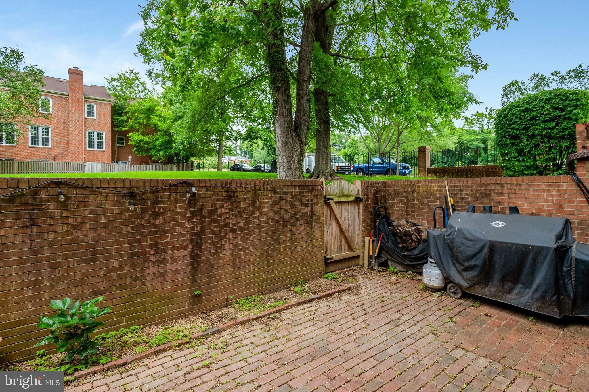 MANCHESTER SQUARE - Residential Lease