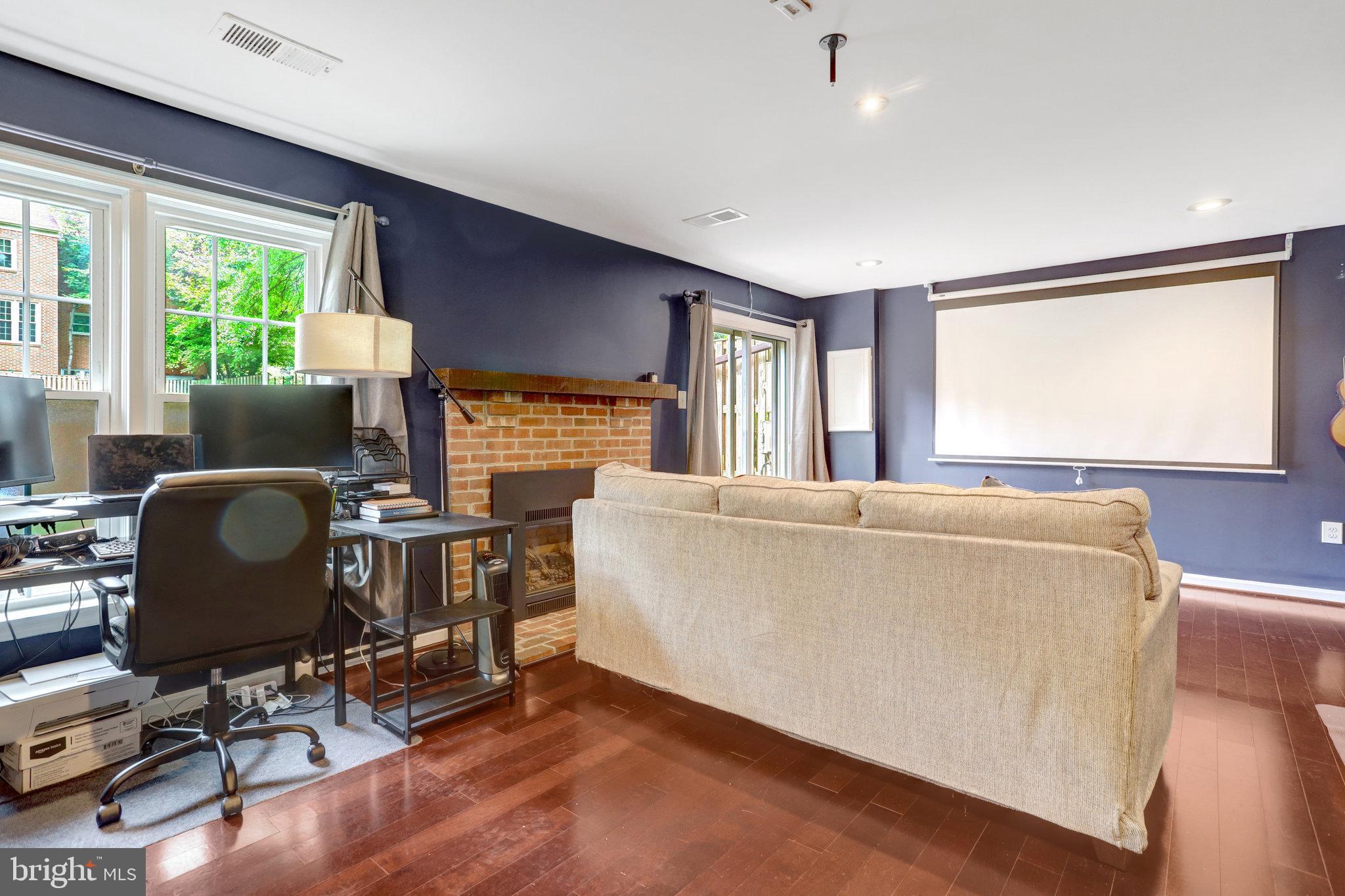 MANCHESTER SQUARE - Residential Lease