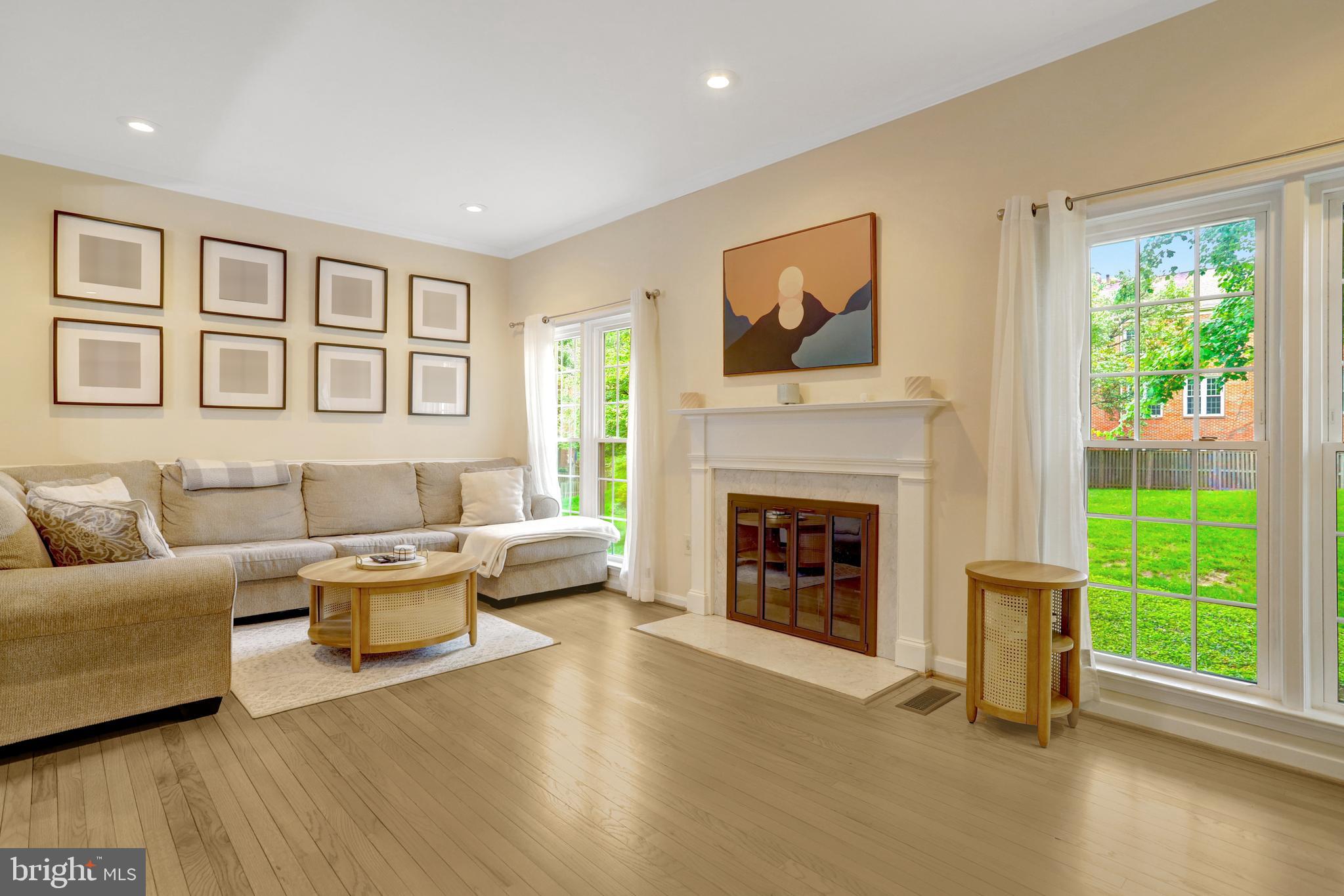 MANCHESTER SQUARE - Residential Lease