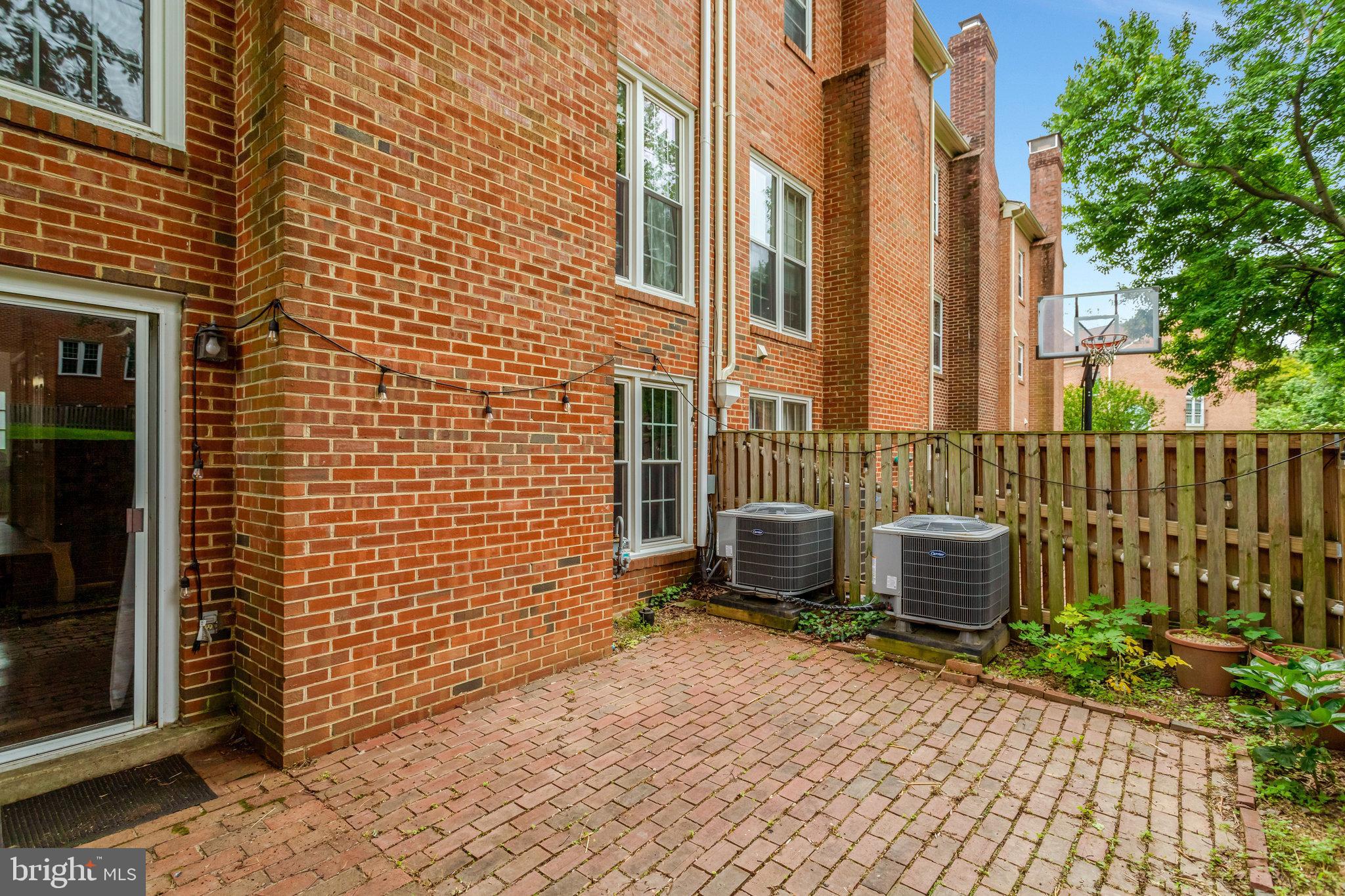 MANCHESTER SQUARE - Residential Lease