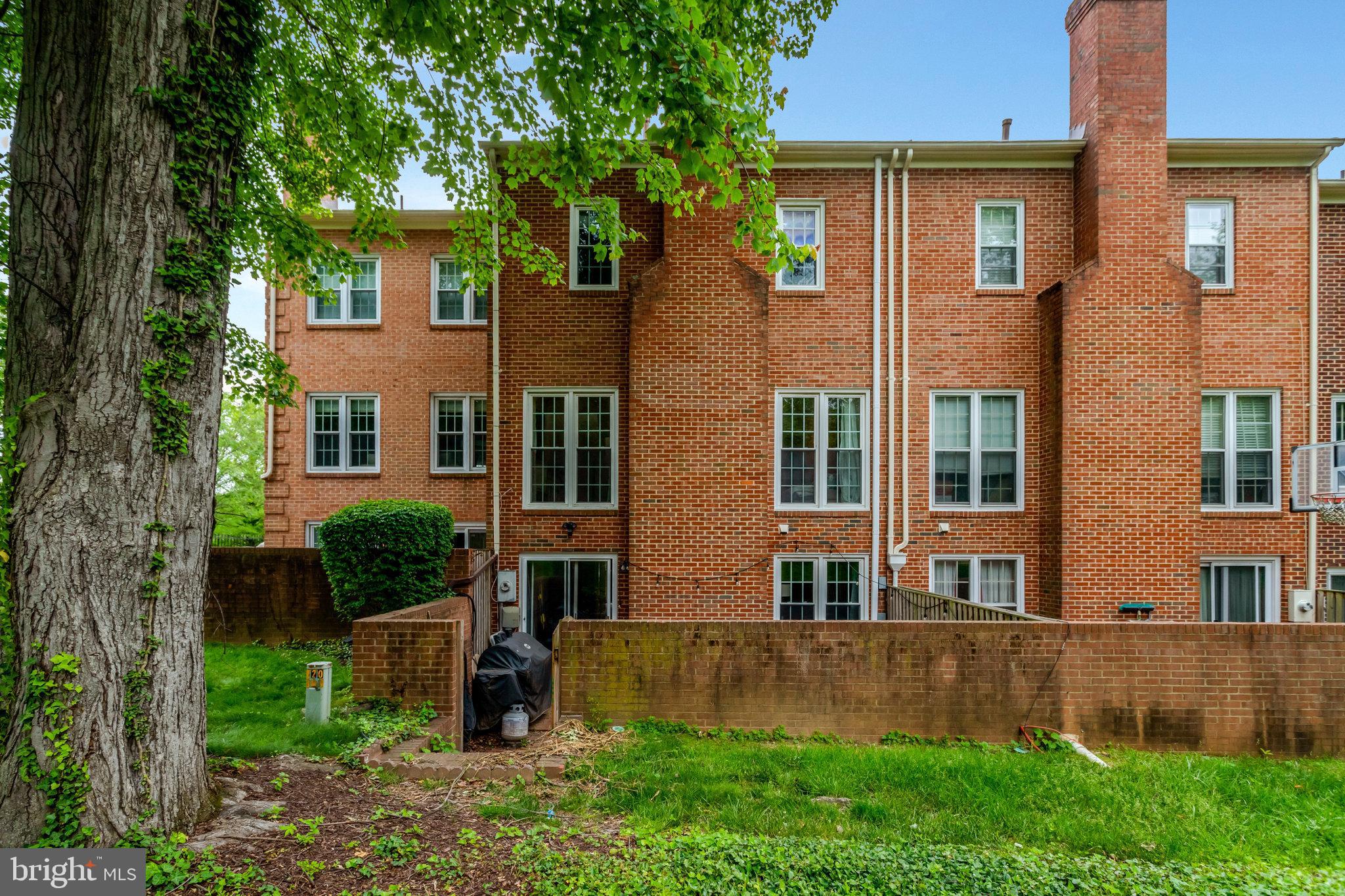 MANCHESTER SQUARE - Residential Lease