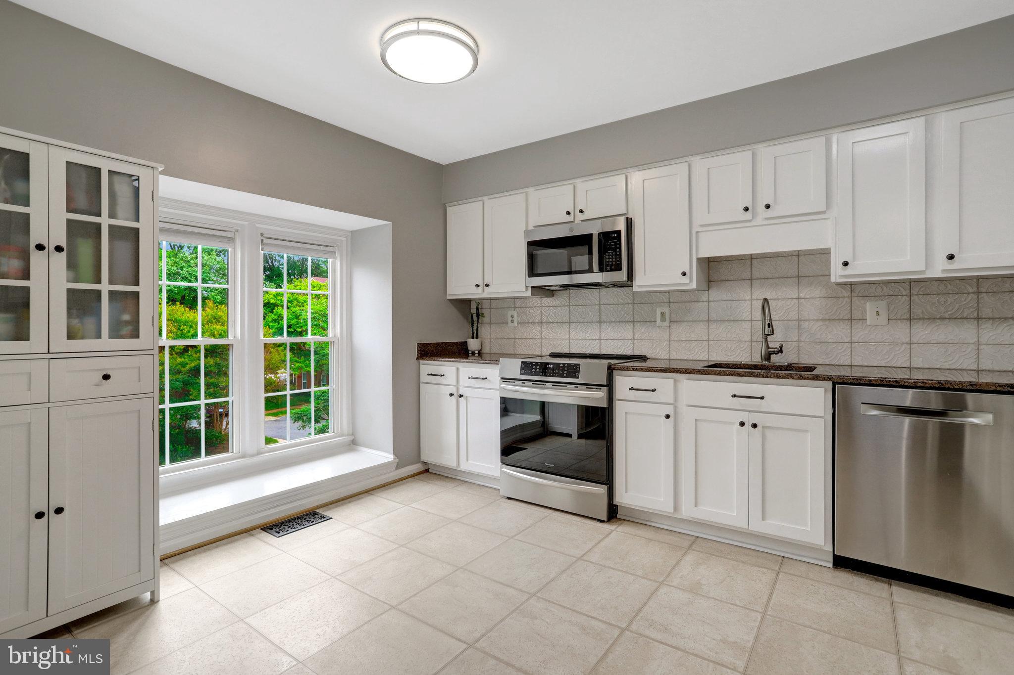 MANCHESTER SQUARE - Residential Lease