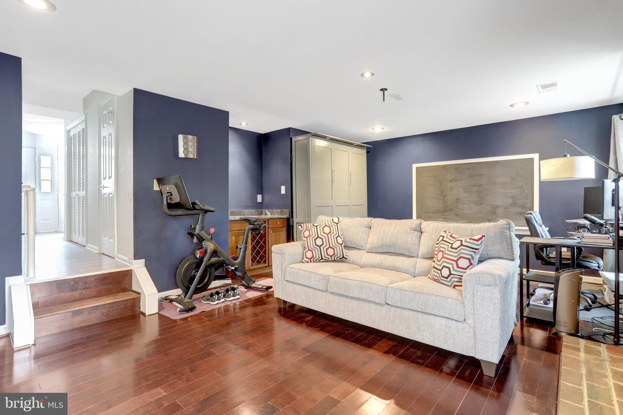 MANCHESTER SQUARE - Residential Lease