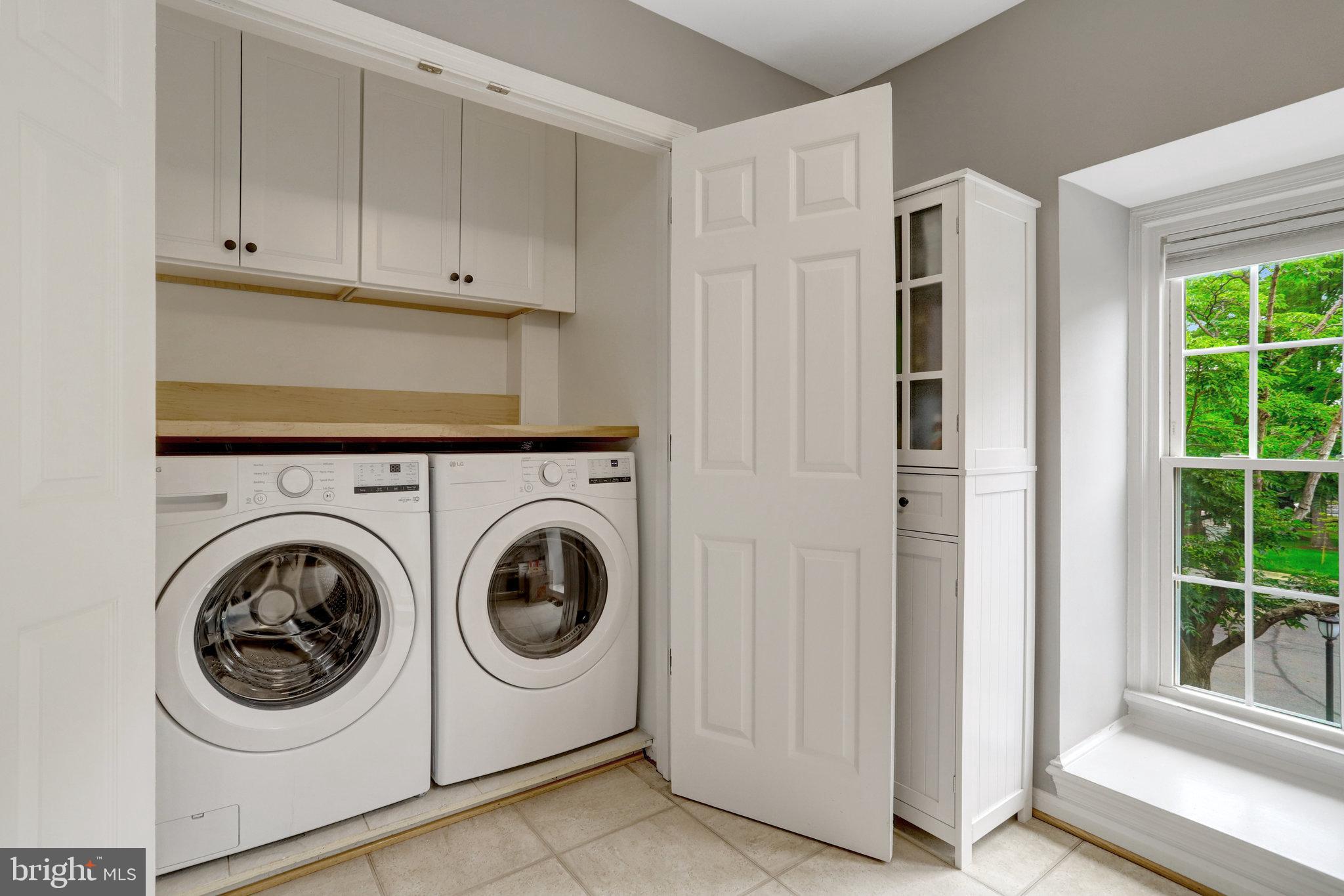 MANCHESTER SQUARE - Residential Lease