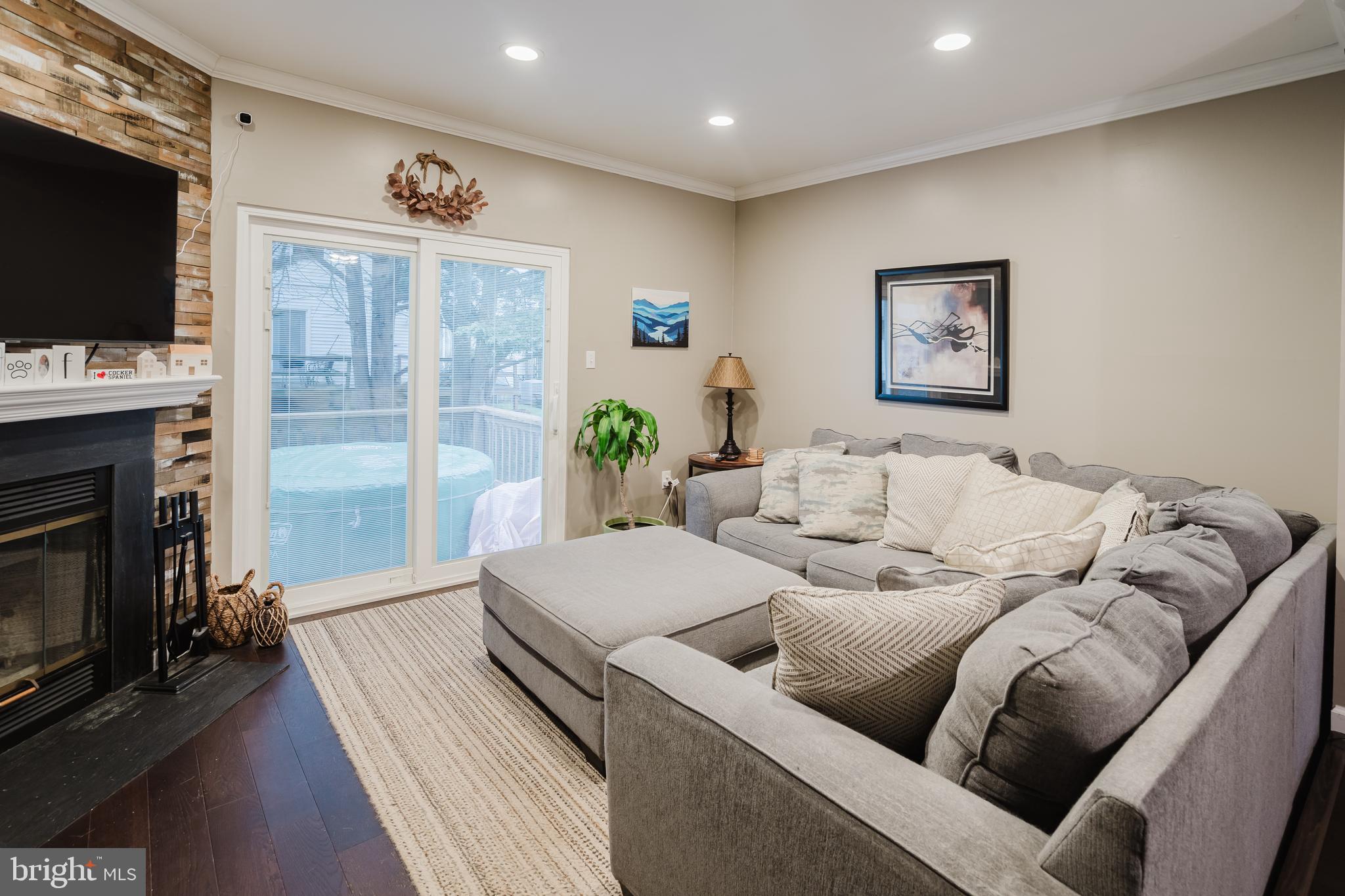 STONES THROW - Residential