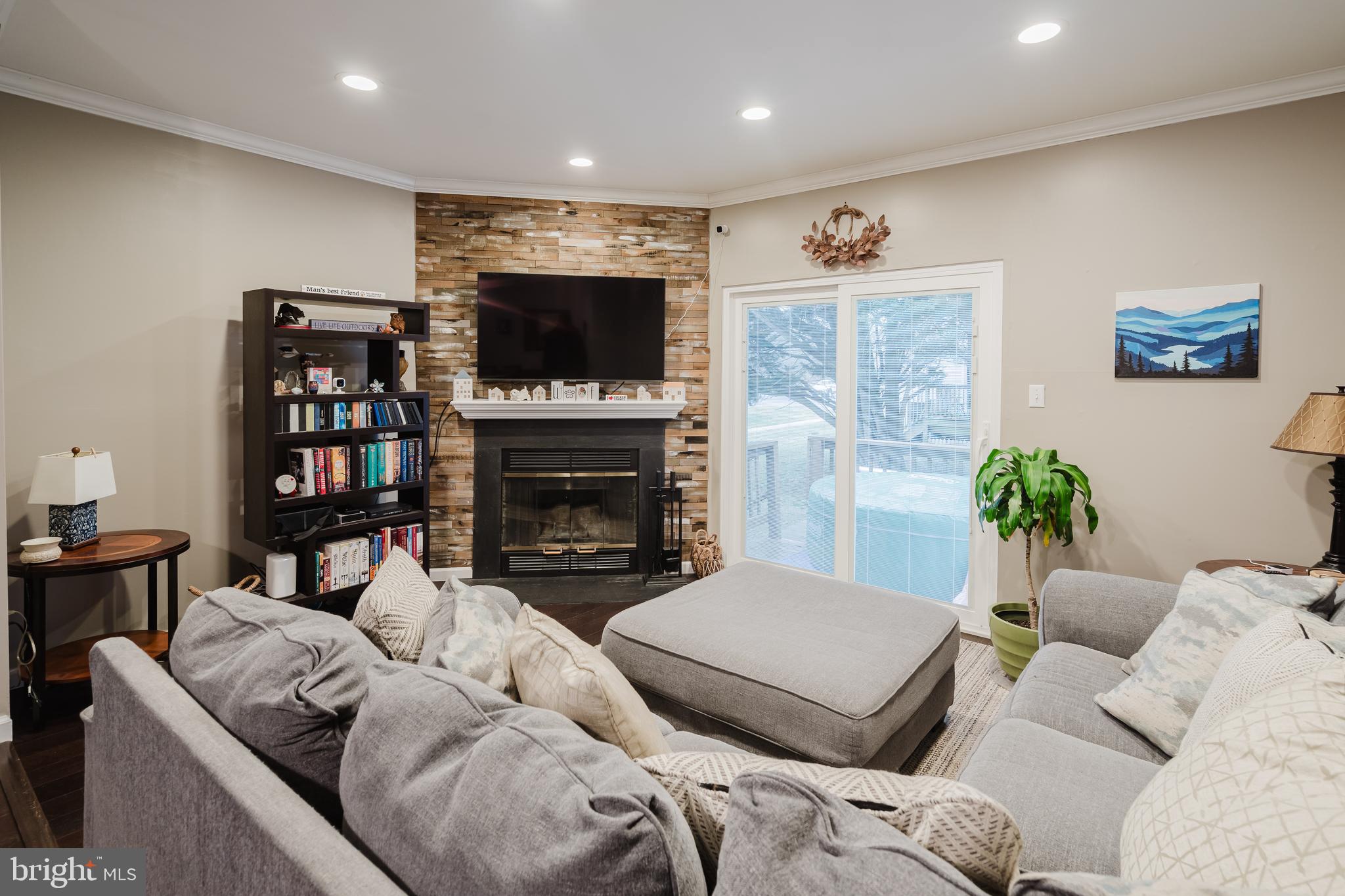 STONES THROW - Residential