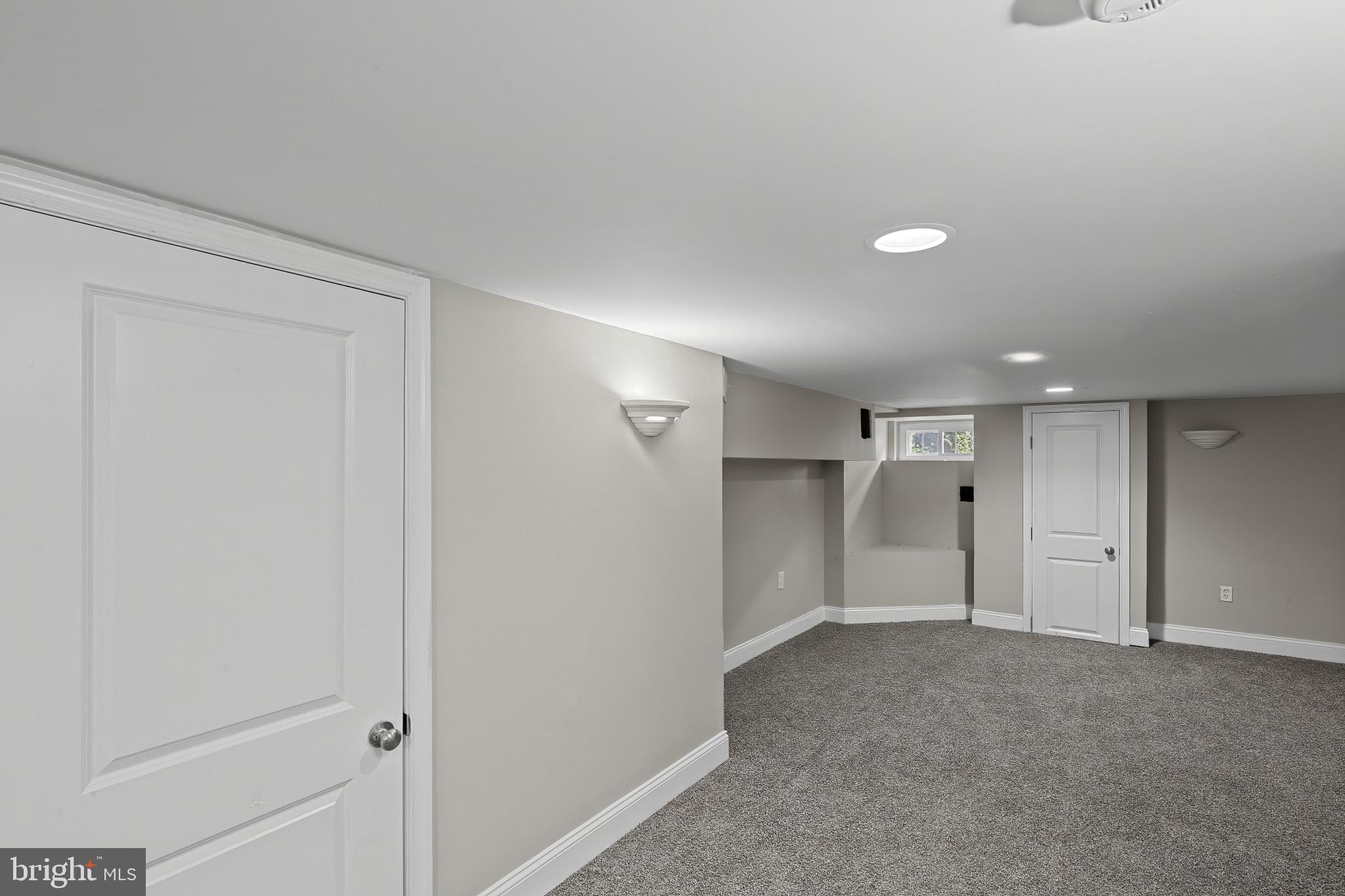 HOLLINS MARKET - Residential