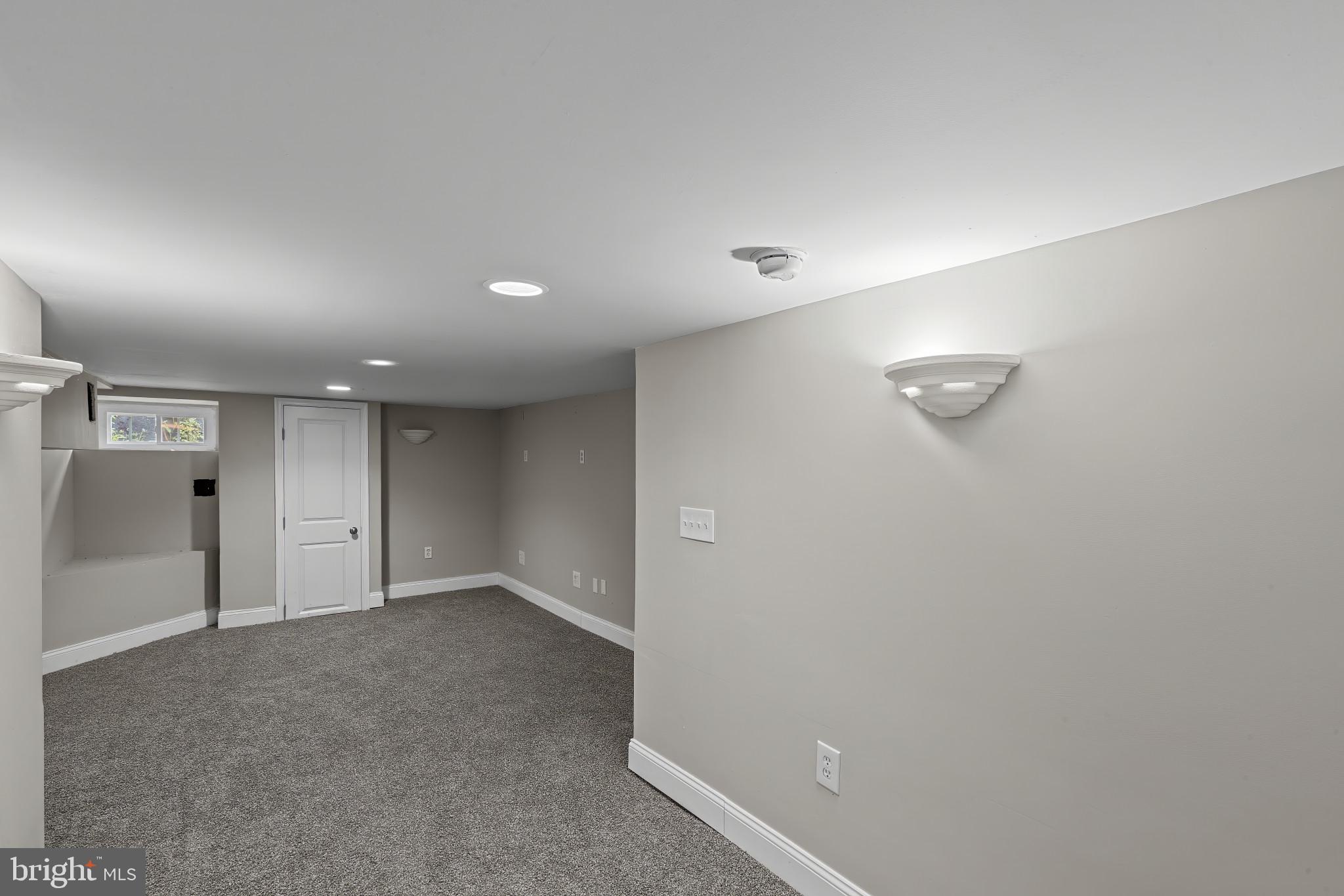 HOLLINS MARKET - Residential