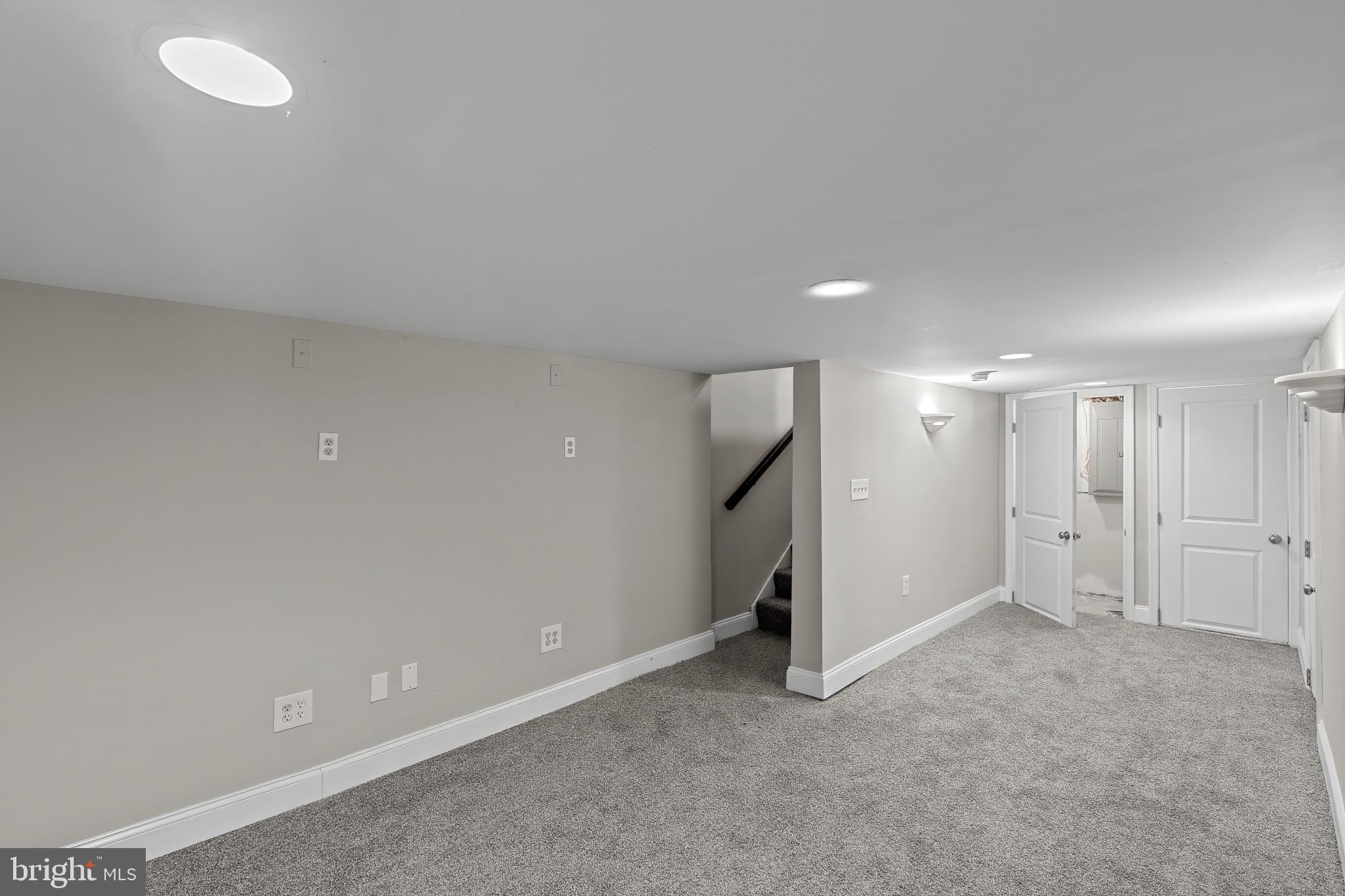 HOLLINS MARKET - Residential