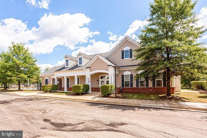 221 SHIRLEY SQUARE SE