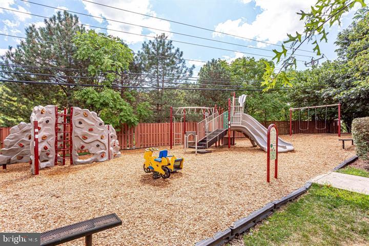 221 SHIRLEY SQUARE SE