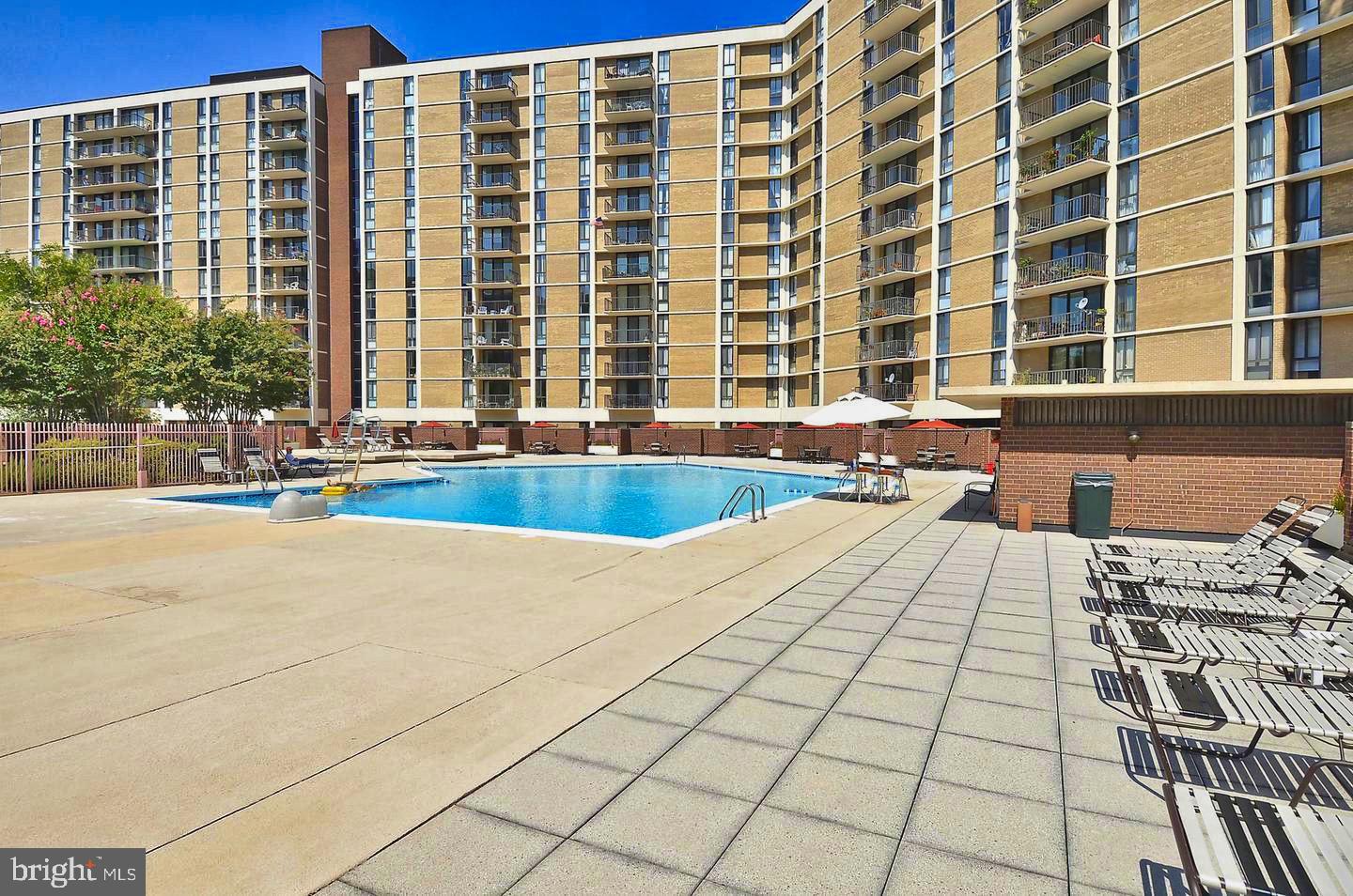 MCLEAN HOUSE NORTH - Residential