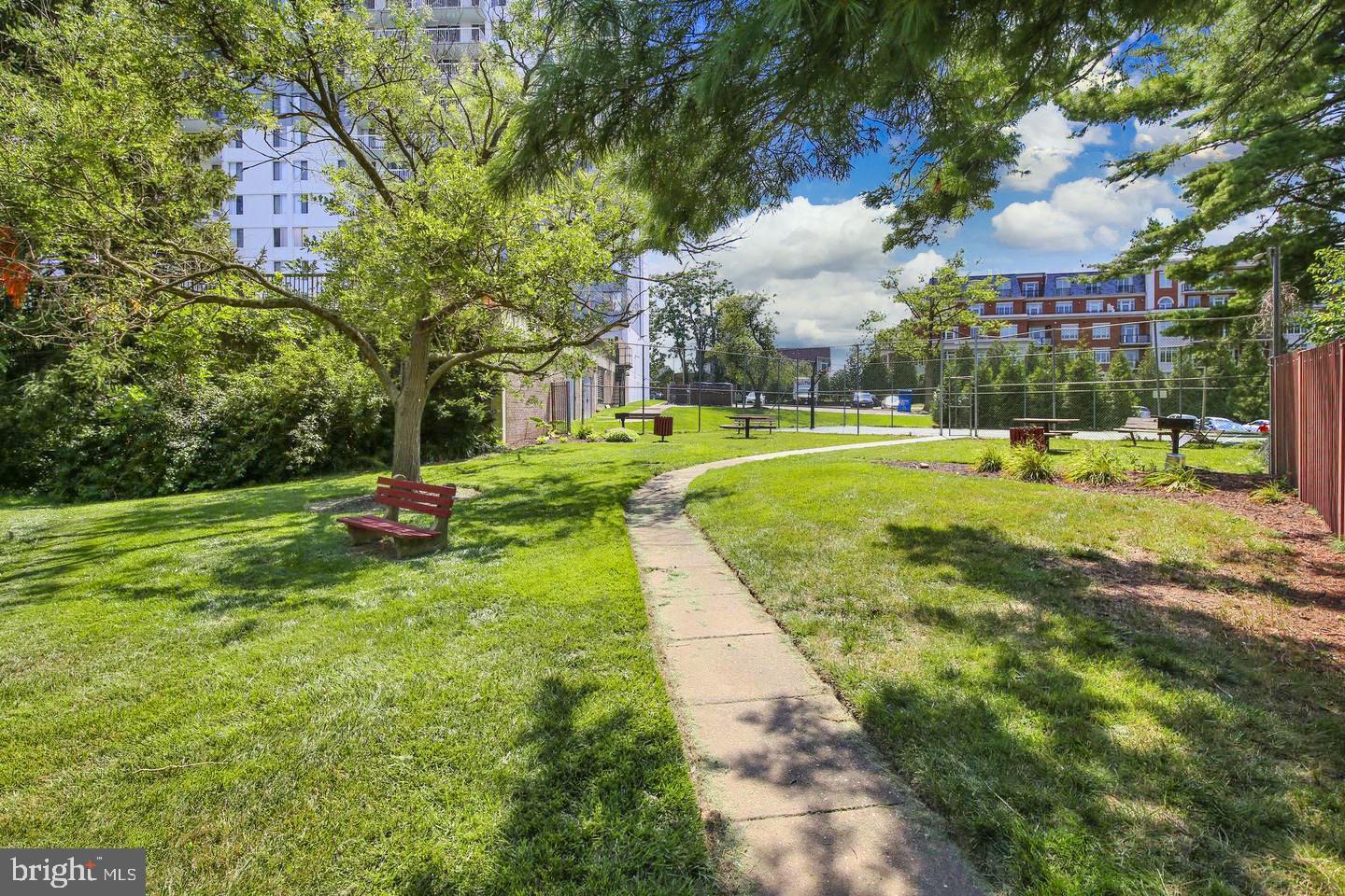 MCLEAN HOUSE NORTH - Residential