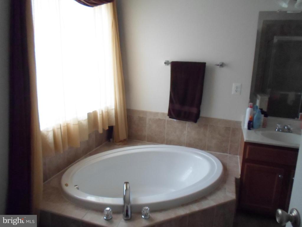 COLONIAL HILLS - Residential Lease