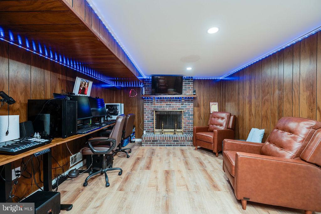 CRESTWOOD - Residential