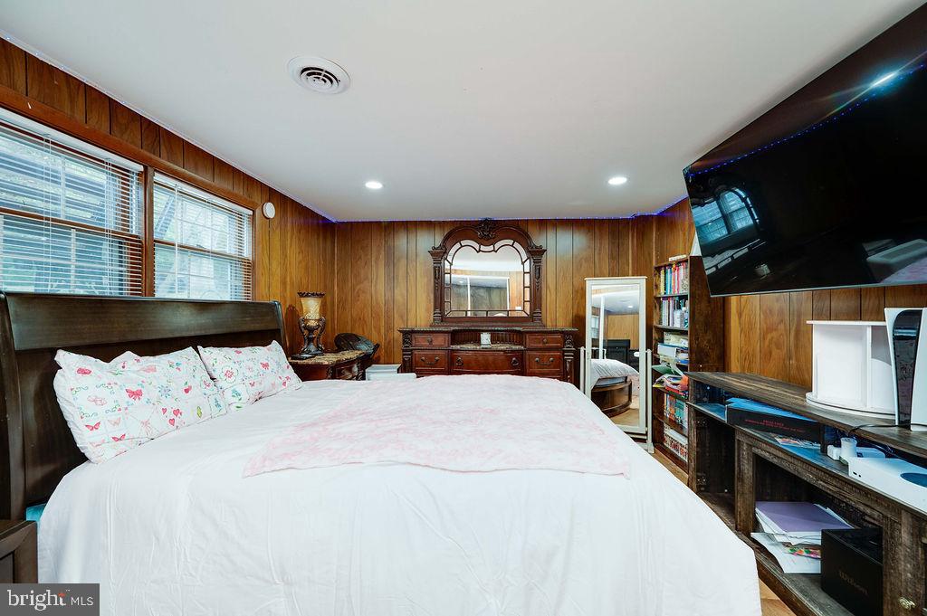 CRESTWOOD - Residential