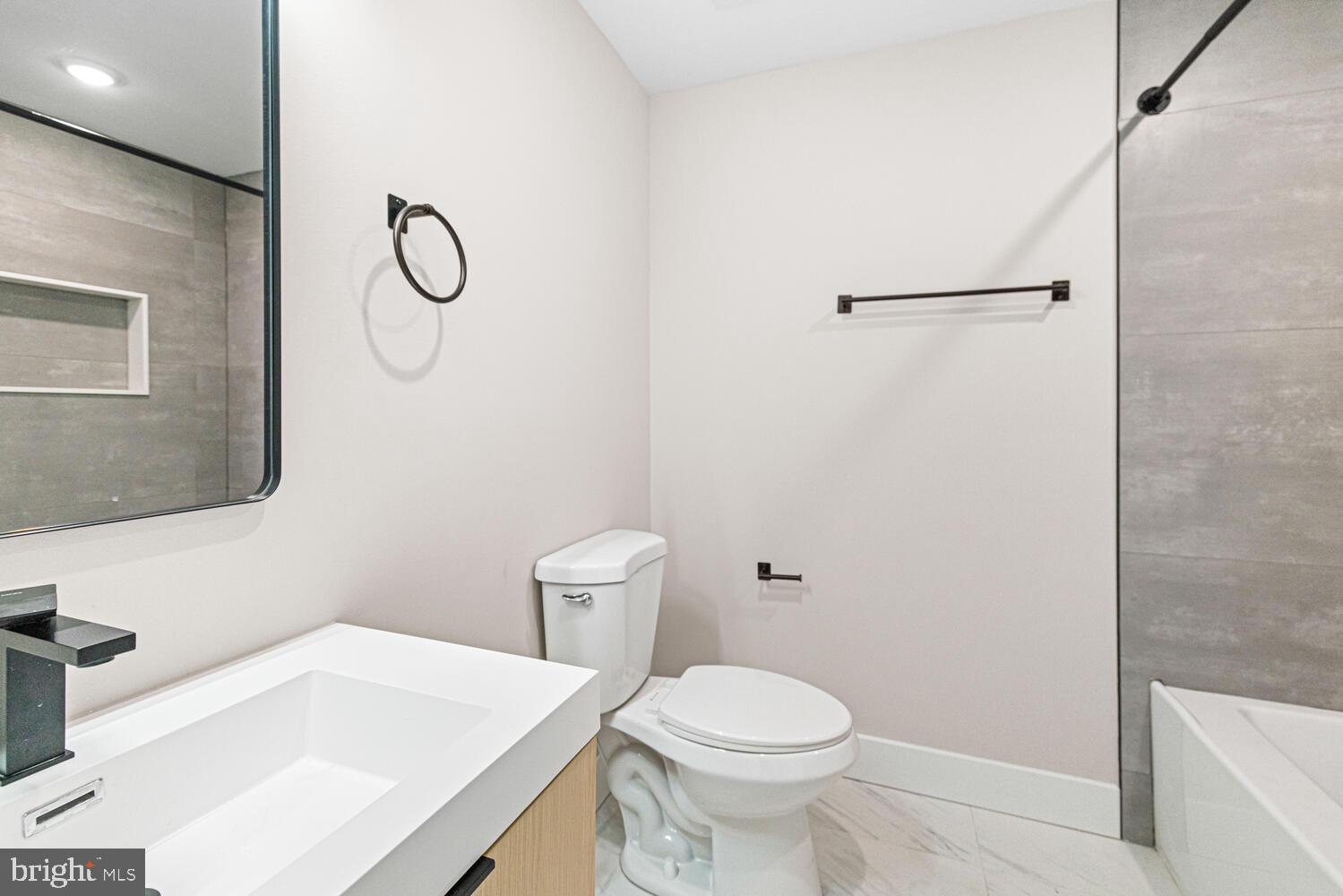 PORT RICHMOND - Residential Income