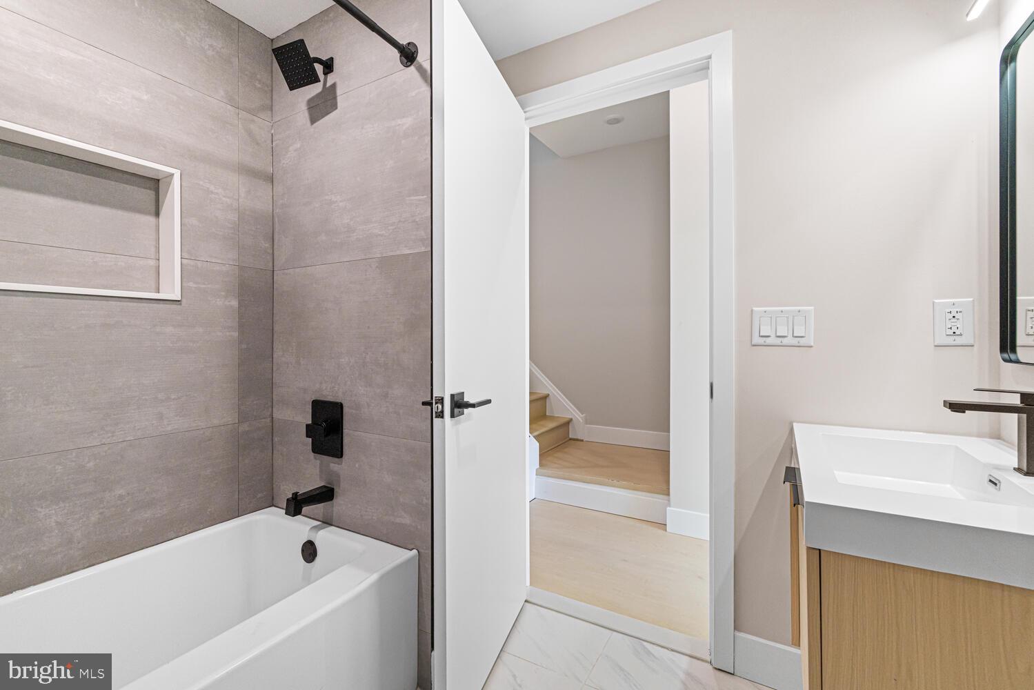 PORT RICHMOND - Residential Income