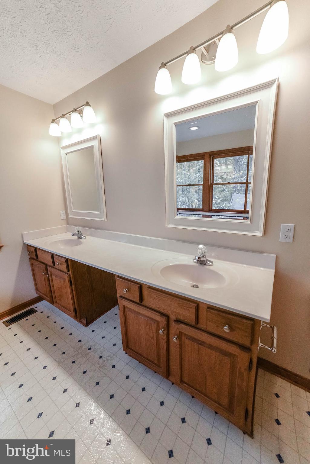 SYCAMORE HOLLOW OF WLDWD - Residential