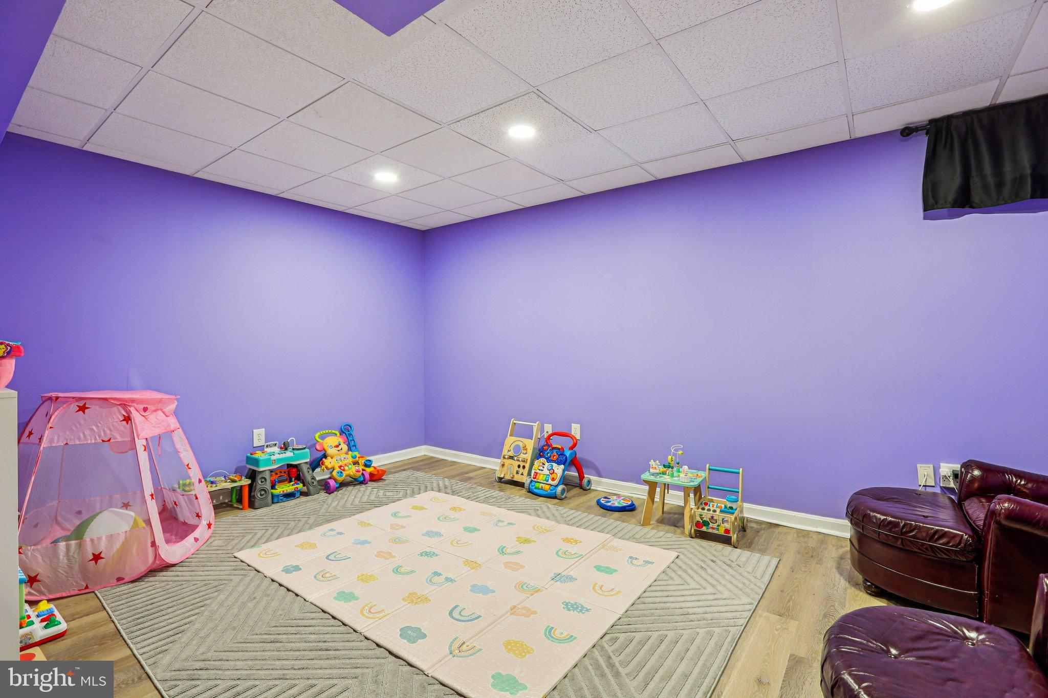 STRATFORD SQUARE - Residential