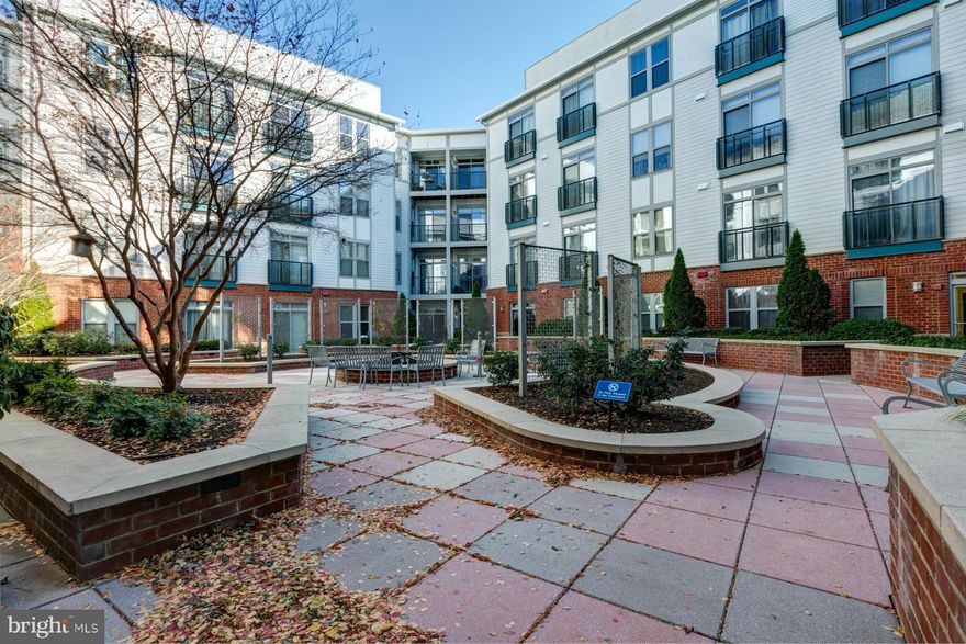 Offering 1 month free rent with 18 month lease.1BR 1BA unit in the heart of Courthouse area! 9-10' high ceilings, SS kit appliances, granite, HW floors throughout. Huge windows allow natural light throughout! Blocks to Metro! No pets allowed. Free FiOS Internet. Washer/ Dryer in Unit. Garage parking available at $150 per month per spot. LB located in basement garage.