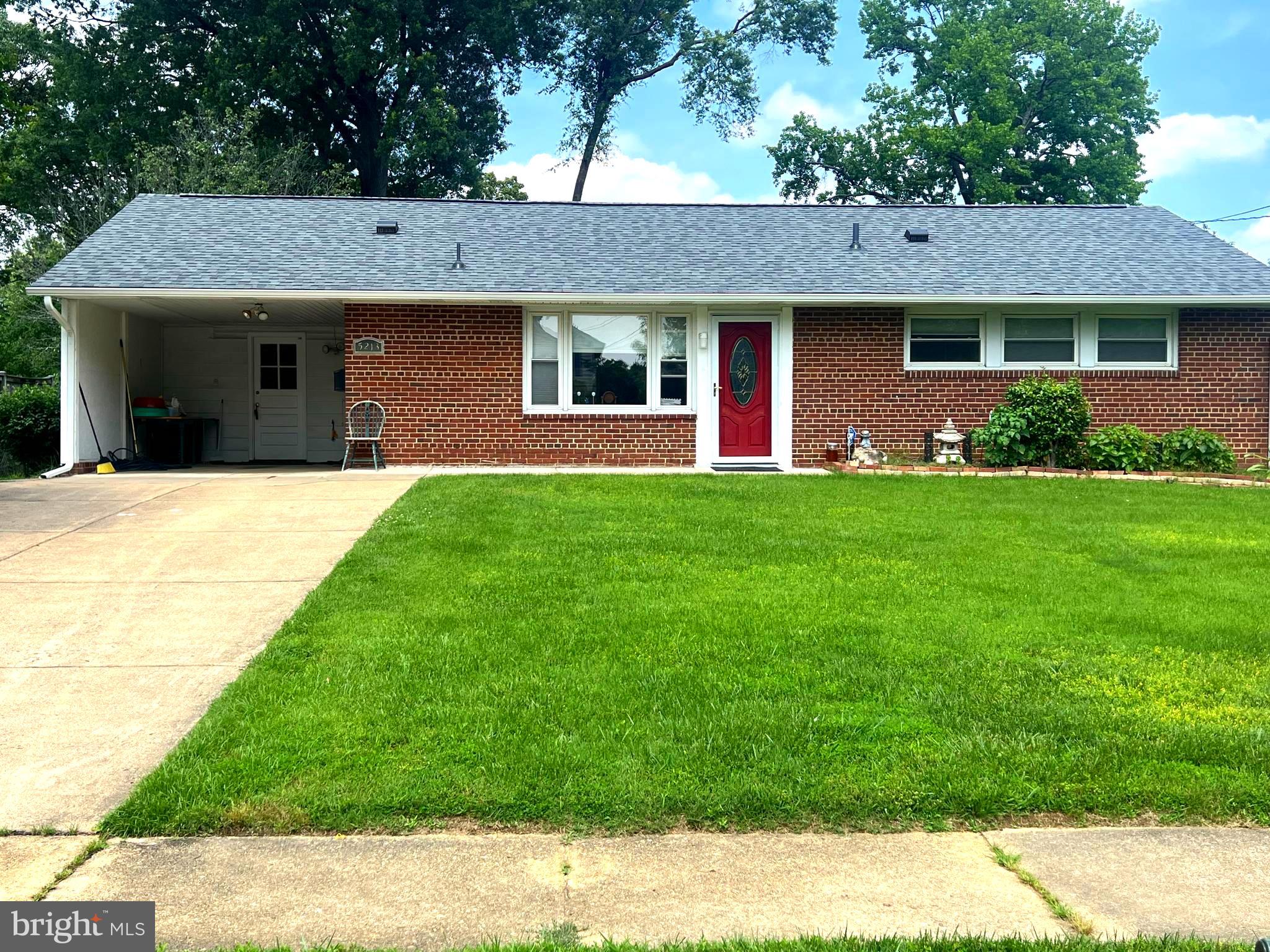 ***Location! Location! convenient location to I 495,I 95 ,I 395 ** 15 min to Pentagon & DC **Extended 4 BR & 2.5 Bath, fireplace & fenced yard w/ beautifully landscaped***This all brick one-level rambler living with an open floor plan located in Springfield, approximately 2,000 finished sq of living space featuring cathedral ceiling and spacious family room*** showing by appointment only***