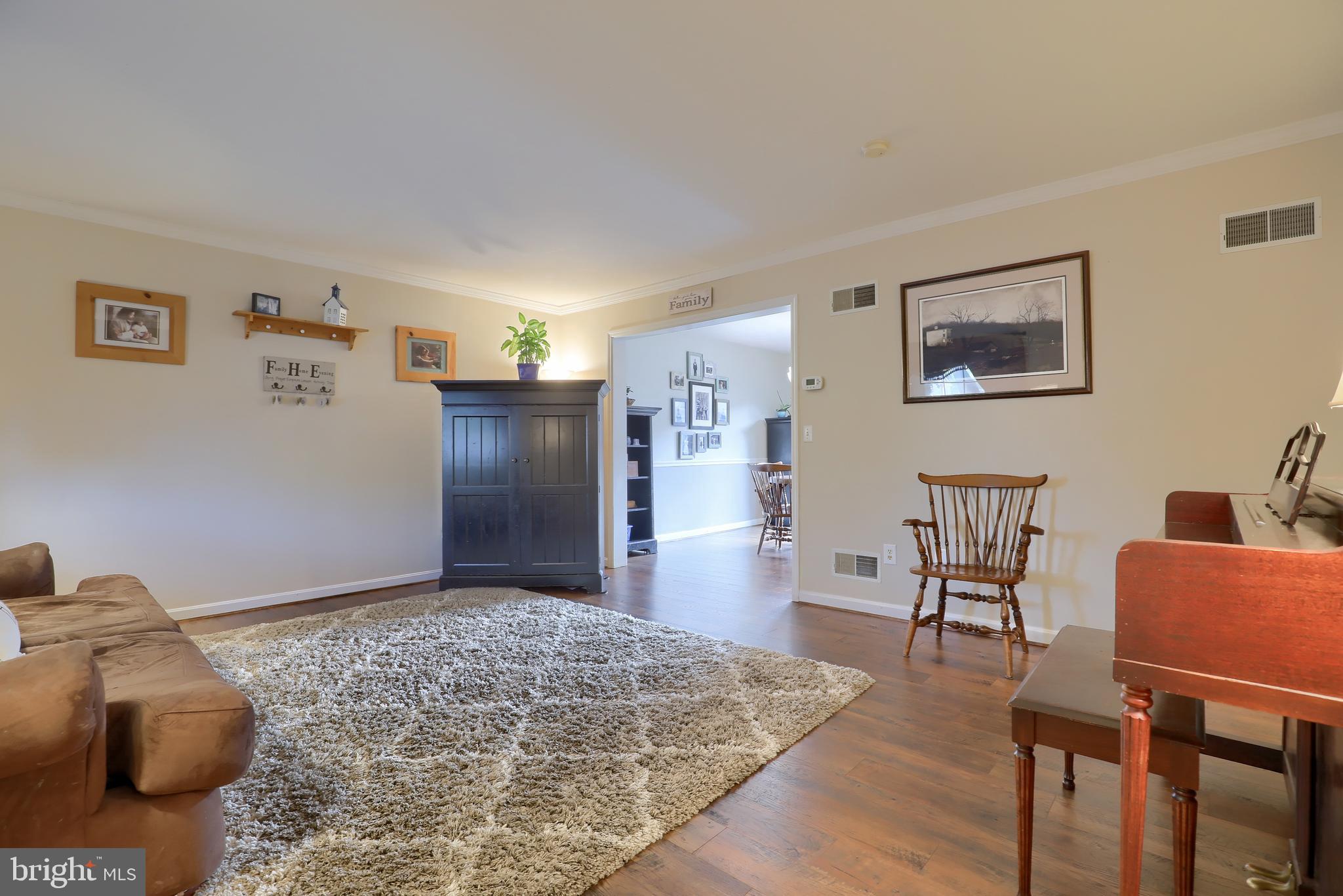 COUNTRY CIRCLE - Residential