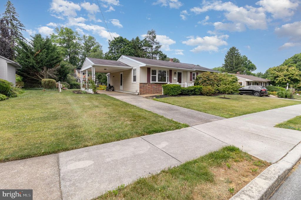 Photo of 328 E Marion Street, Lititz, PA 17543 (MLS # PALA2054038)