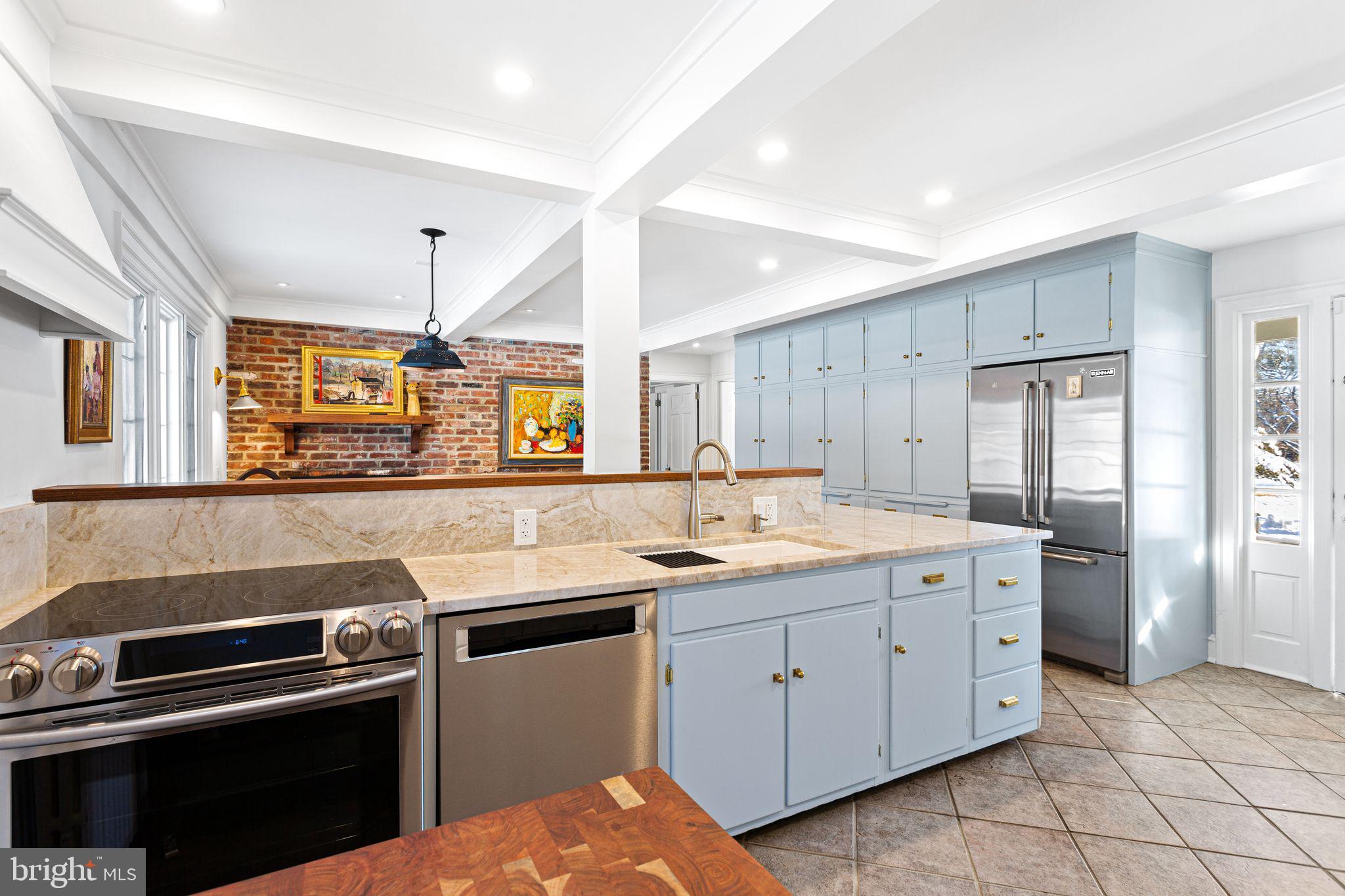 DELAVUE MANOR - Residential