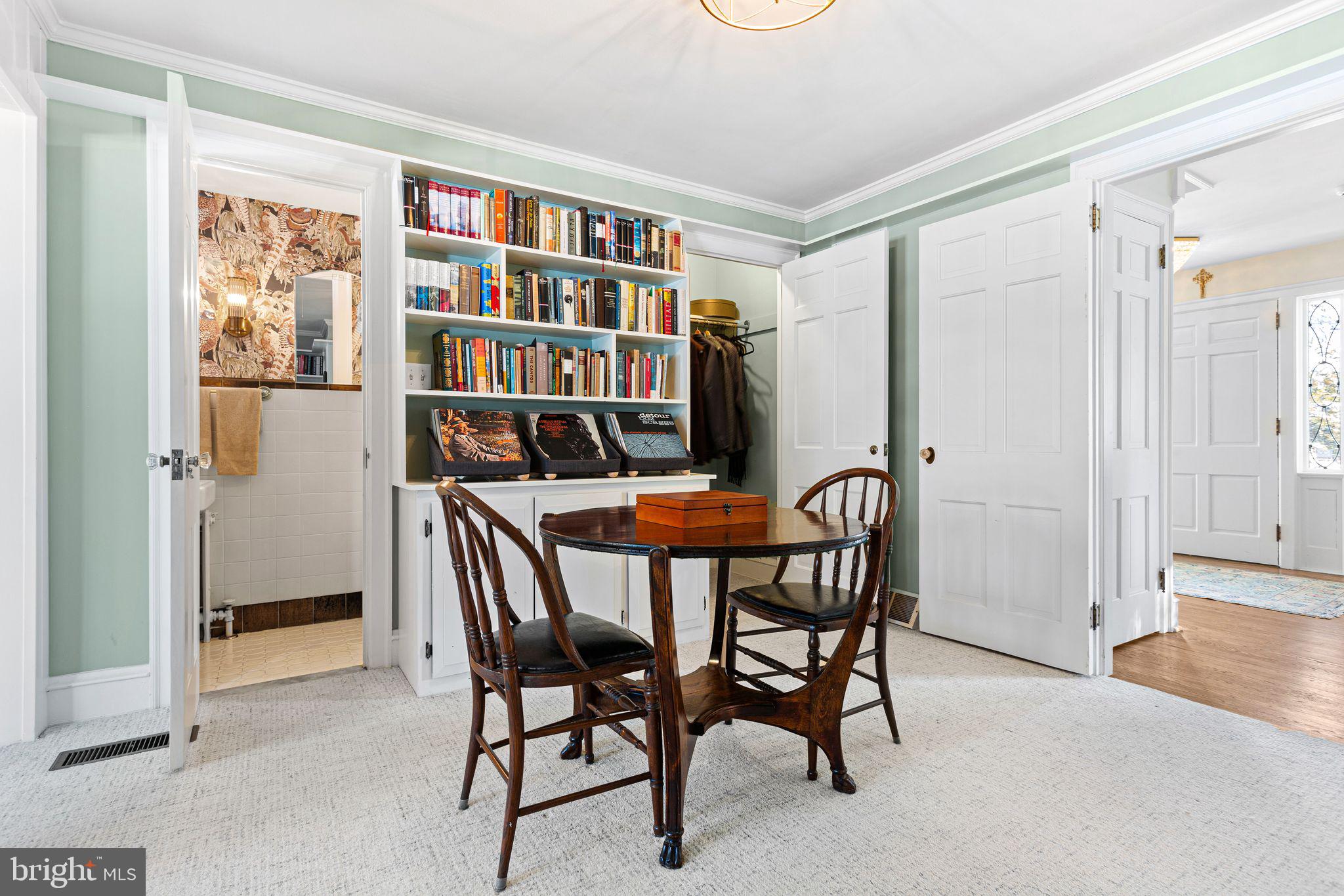 DELAVUE MANOR - Residential