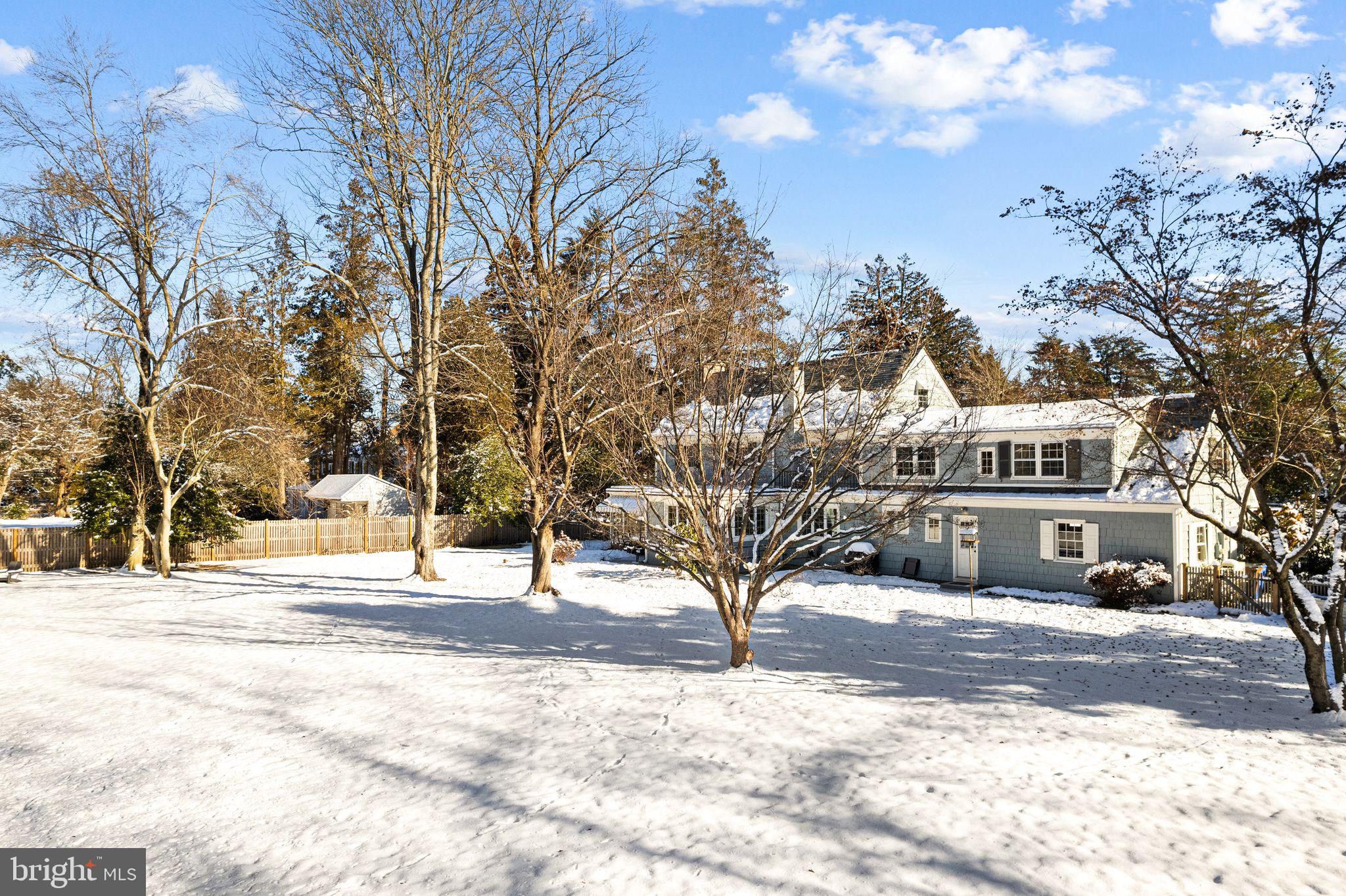 DELAVUE MANOR - Residential