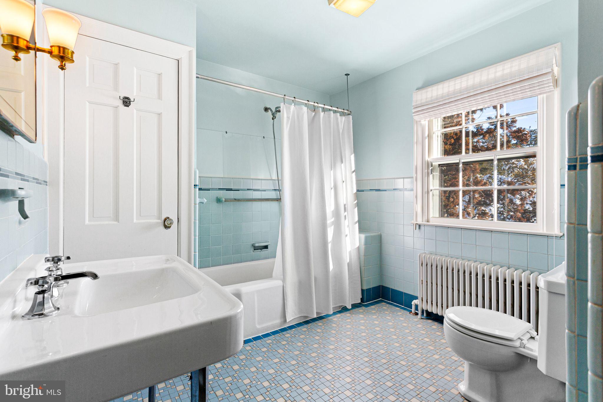 DELAVUE MANOR - Residential