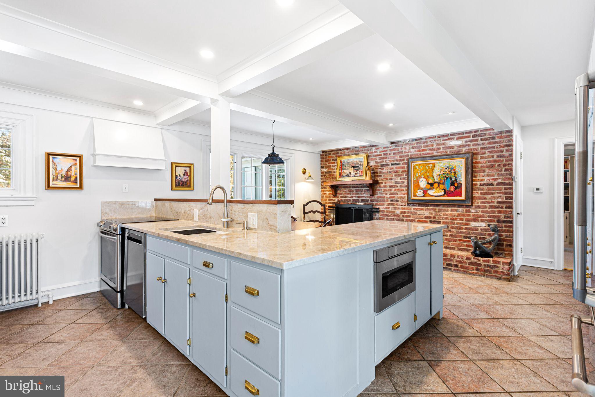 DELAVUE MANOR - Residential