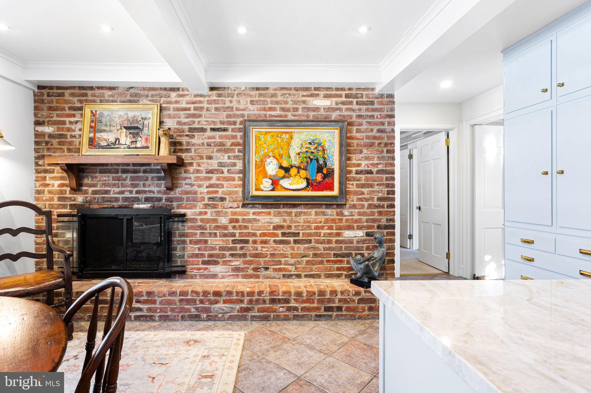 DELAVUE MANOR - Residential