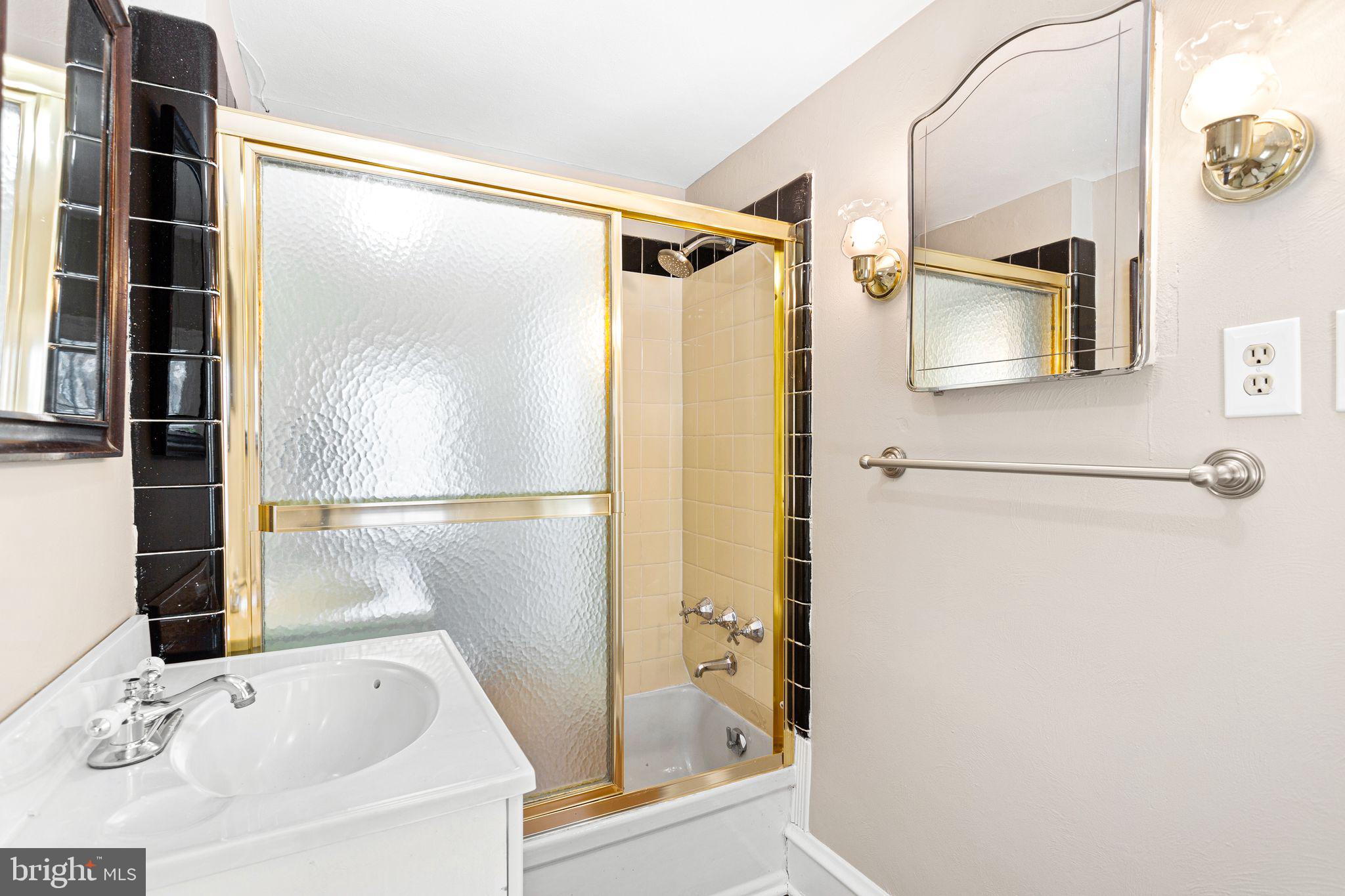 DELAVUE MANOR - Residential