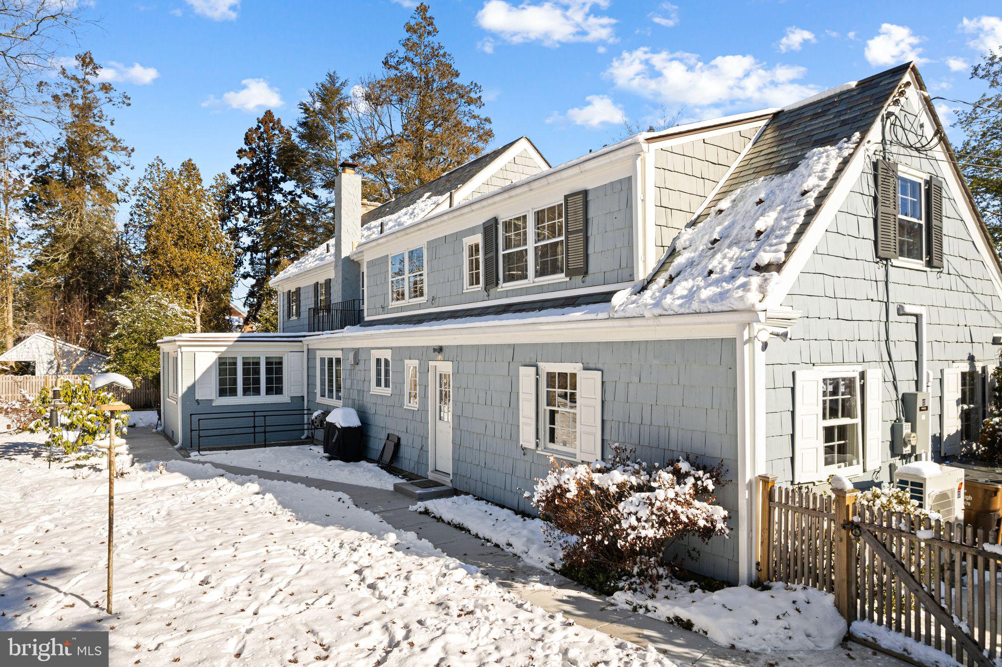 DELAVUE MANOR - Residential