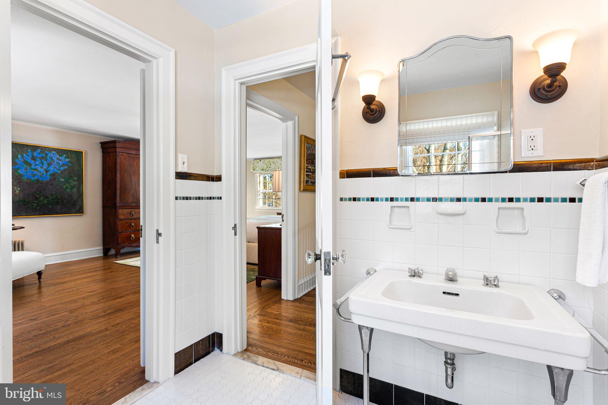 DELAVUE MANOR - Residential