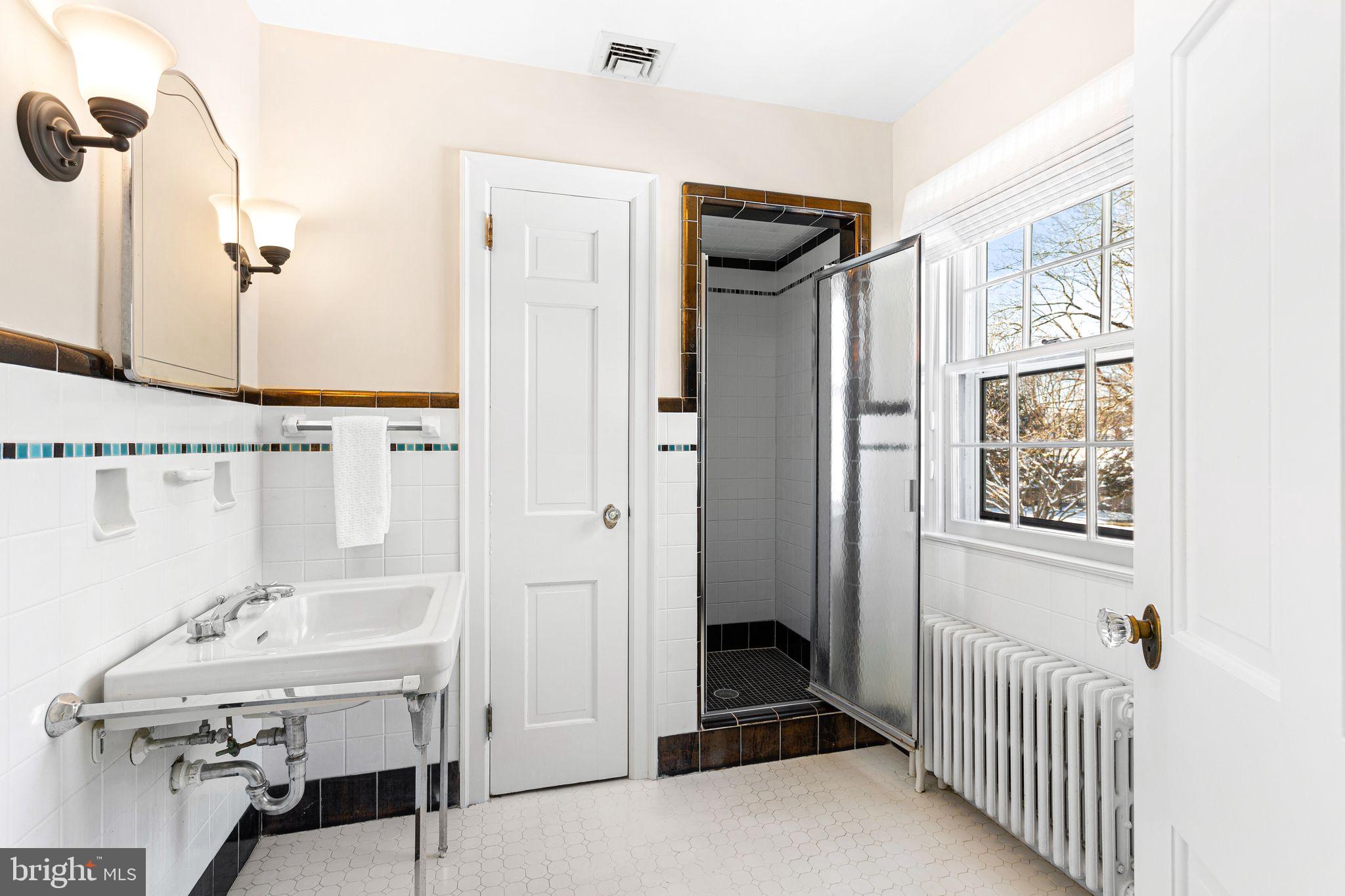 DELAVUE MANOR - Residential