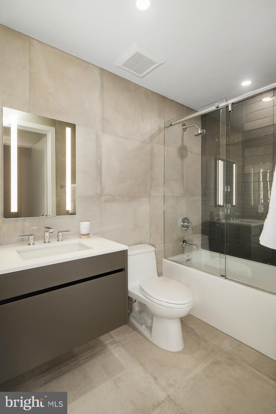 LOGAN SQUARE - Residential