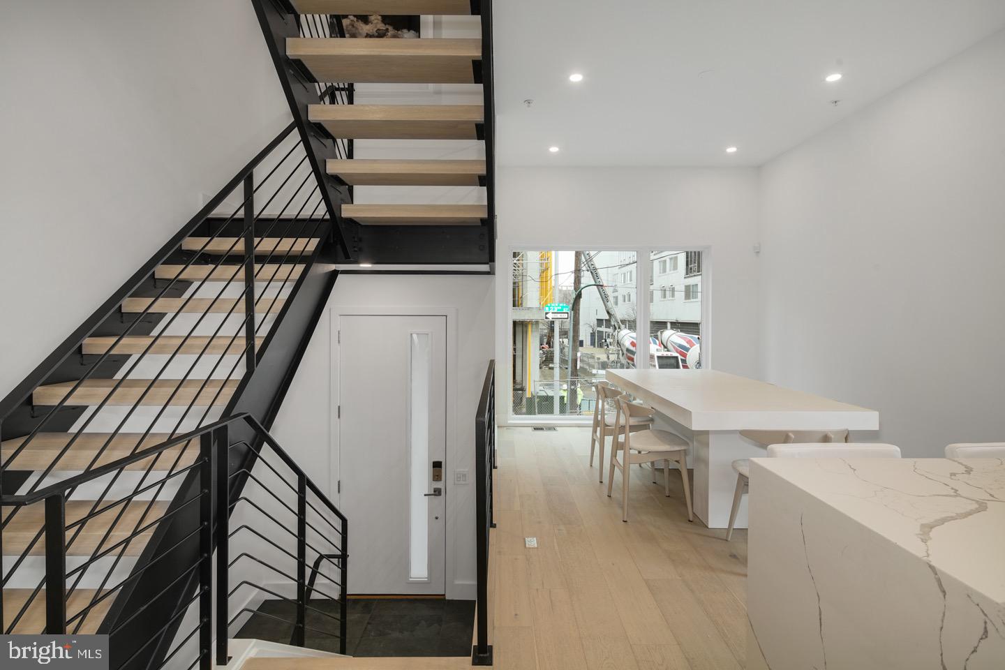 LOGAN SQUARE - Residential