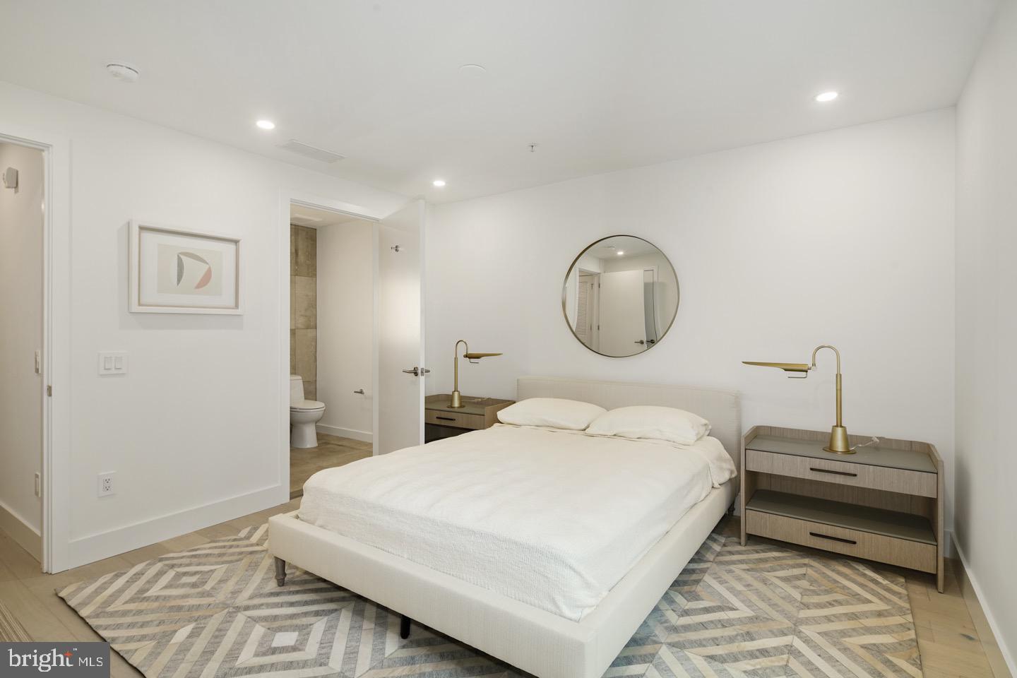 LOGAN SQUARE - Residential