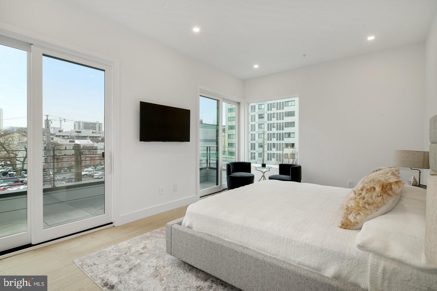 LOGAN SQUARE - Residential